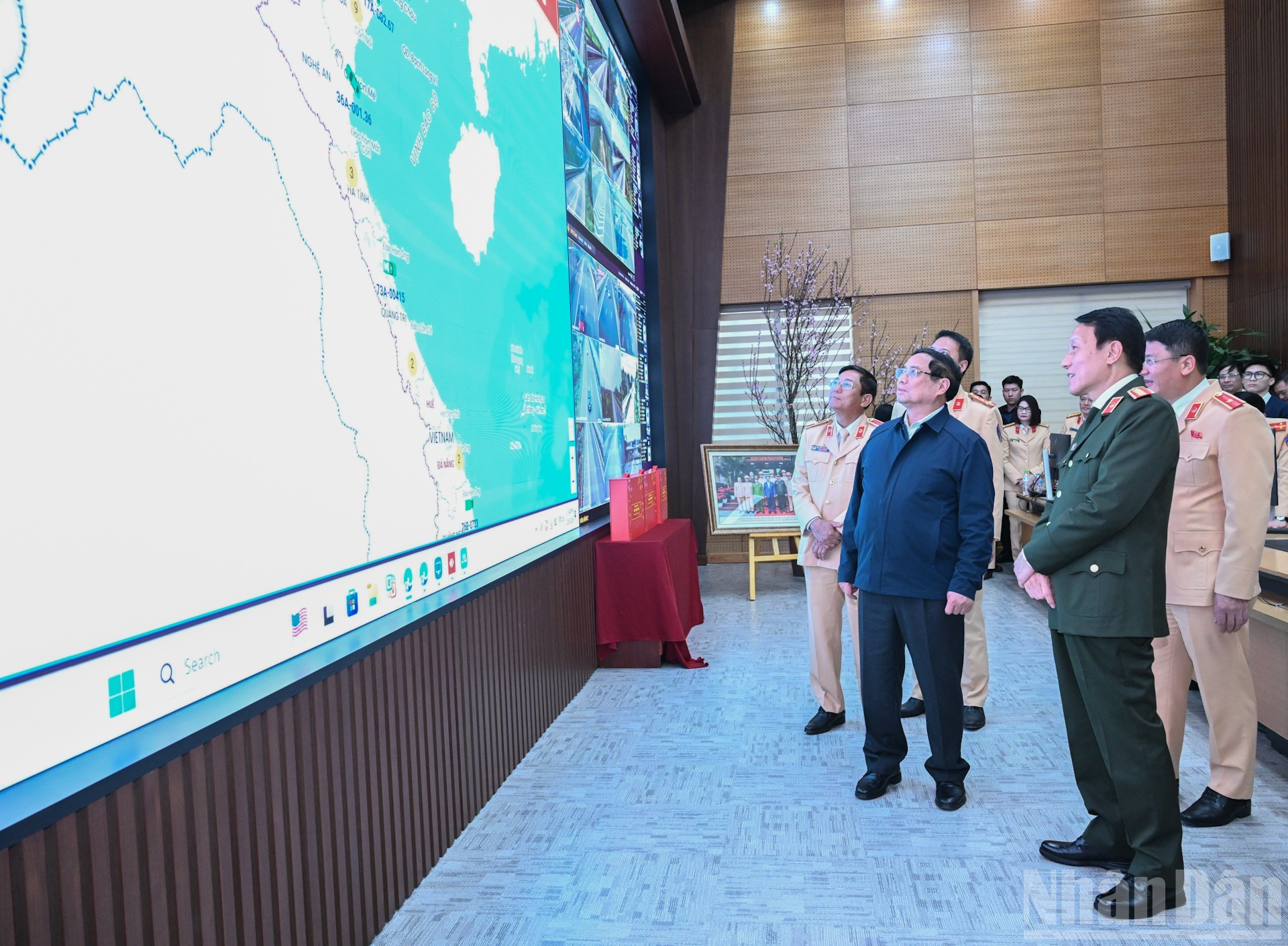 El dirigente inspecciona las labores para garantizar la seguridad vial realizadas por la Policía de Tránsito.