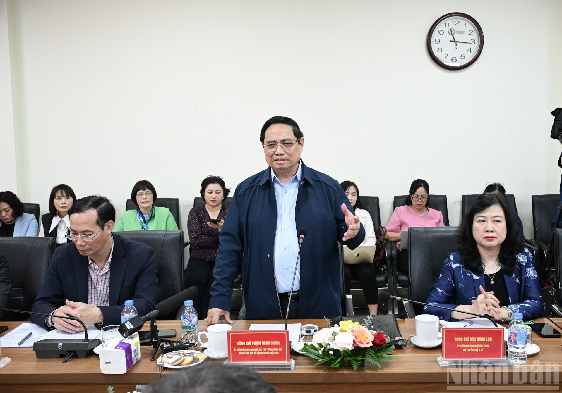 El jefe de Gobierno extiende saludos del Tet al personal del Hospital de Amistad Vietnam-Alemania.