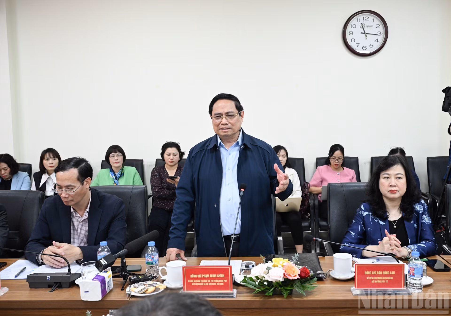 El jefe de Gobierno extiende saludos del Tet al personal del Hospital de Amistad Vietnam-Alemania.