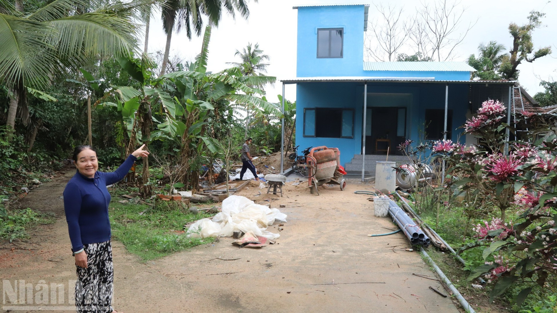 No puede ocultar su emoción y entusiasmo al celebrar el Tet en su nueva vivienda.