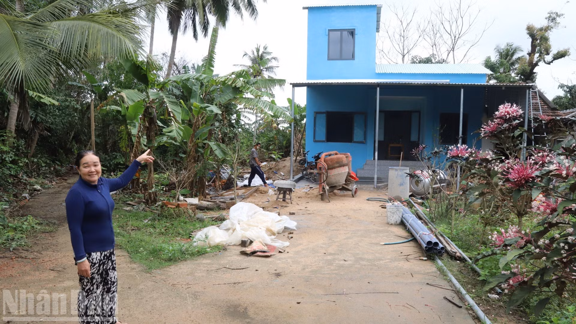 No puede ocultar su emoción y entusiasmo al celebrar el Tet en su nueva vivienda.