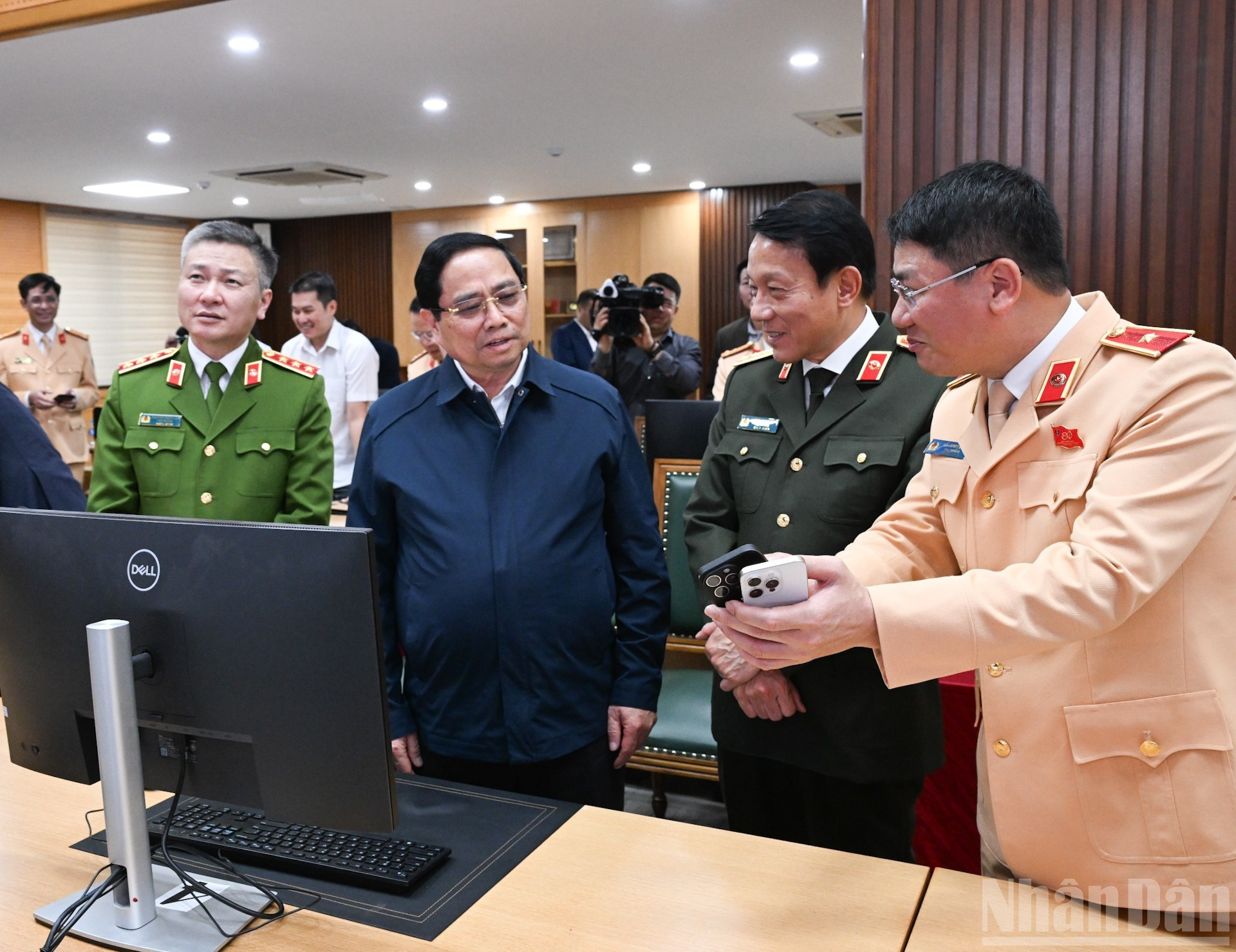 Minh Chinh envía felicitaciones del Tet a los participantes del tráfico a través de una aplicación de tráfico.
