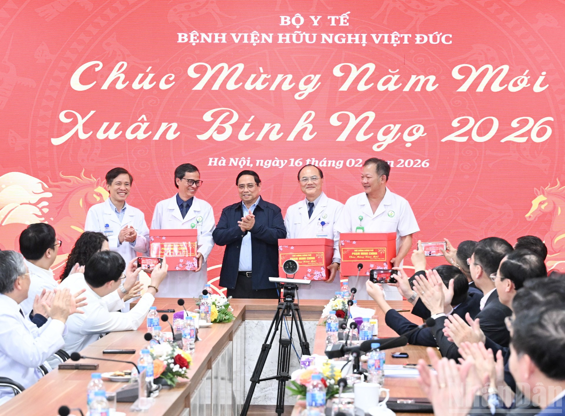 Minh Chinh entrega regalos al Hospital de Amistad Vietnam-Alemania.