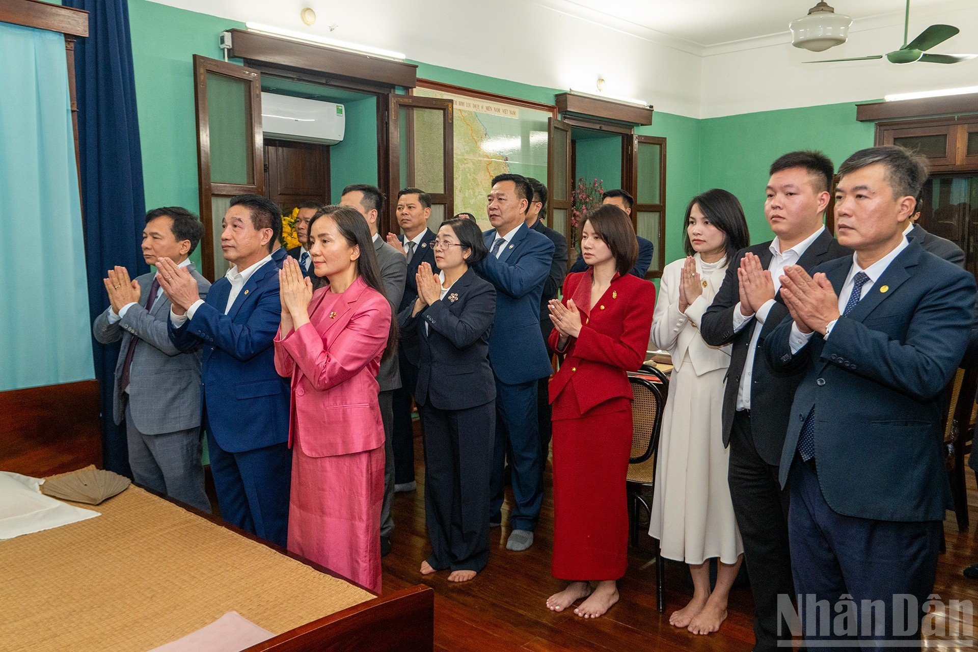 Delegados presentes expresan su respeto y recuerdo hacia el Presidente Ho Chi Minh.