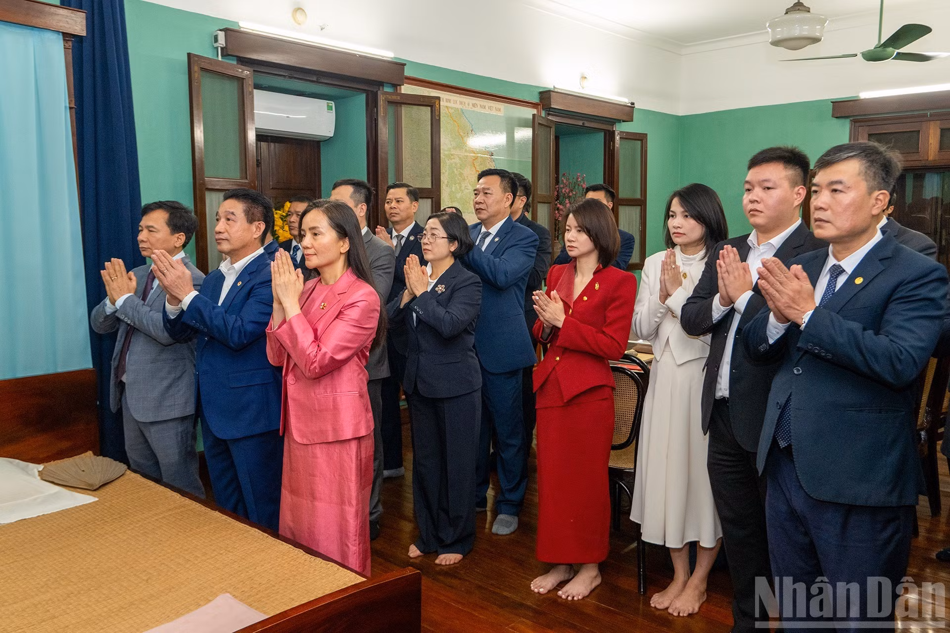 Delegados presentes expresan su respeto y recuerdo hacia el Presidente Ho Chi Minh.
