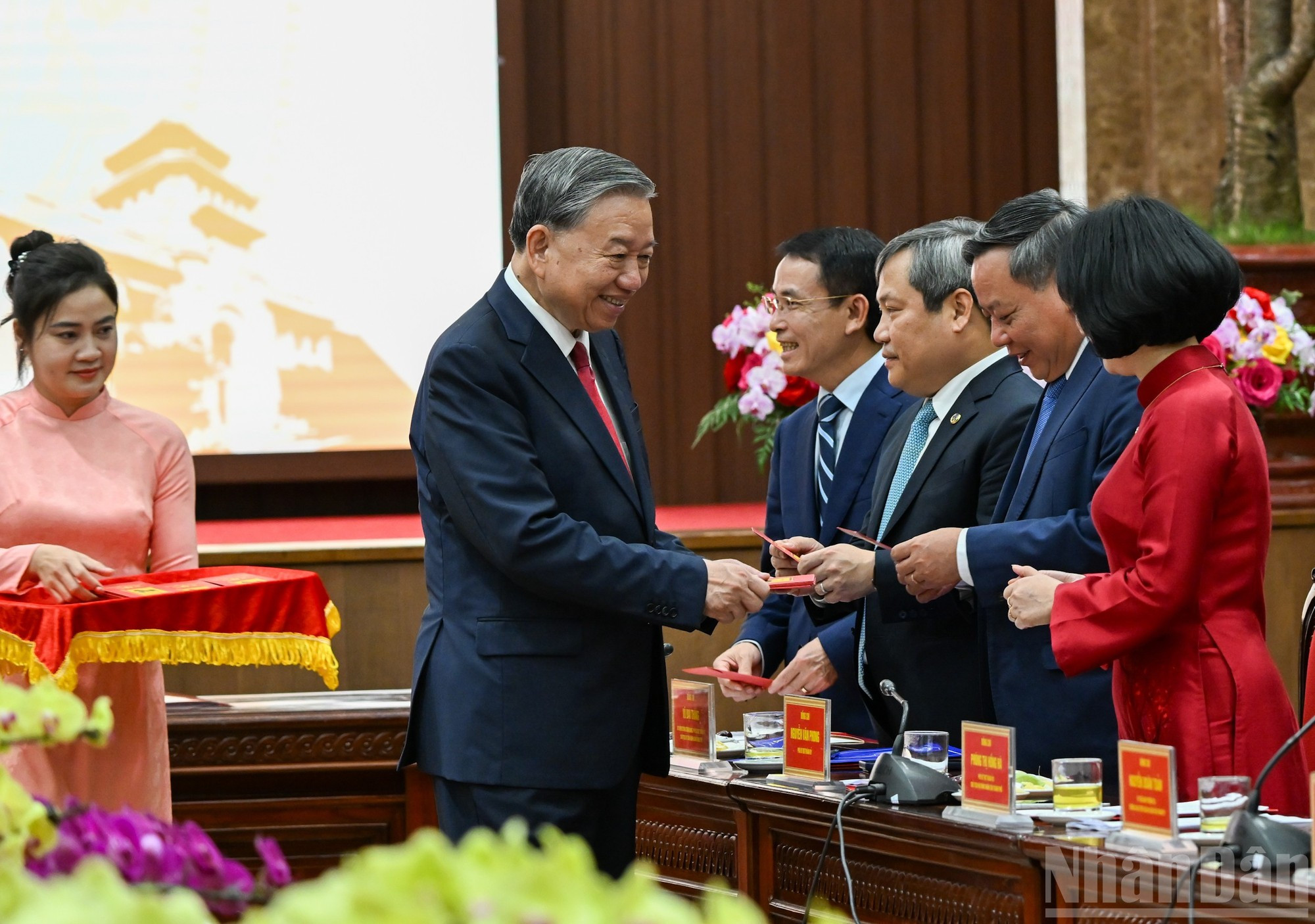 El líder extiende saludos del Tet a los dirigentes de Hanói.