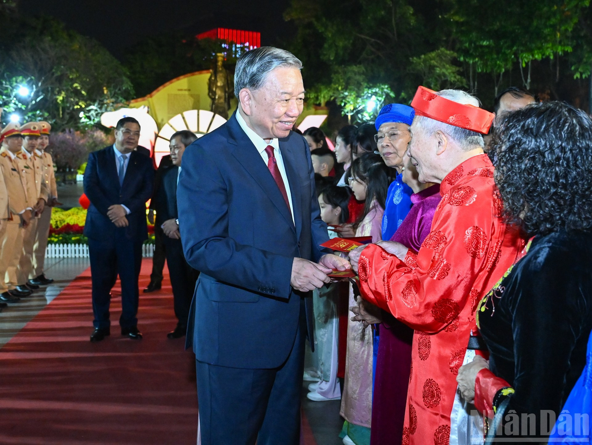 To Lam desea un feliz Tet a personas mayores de la capital.