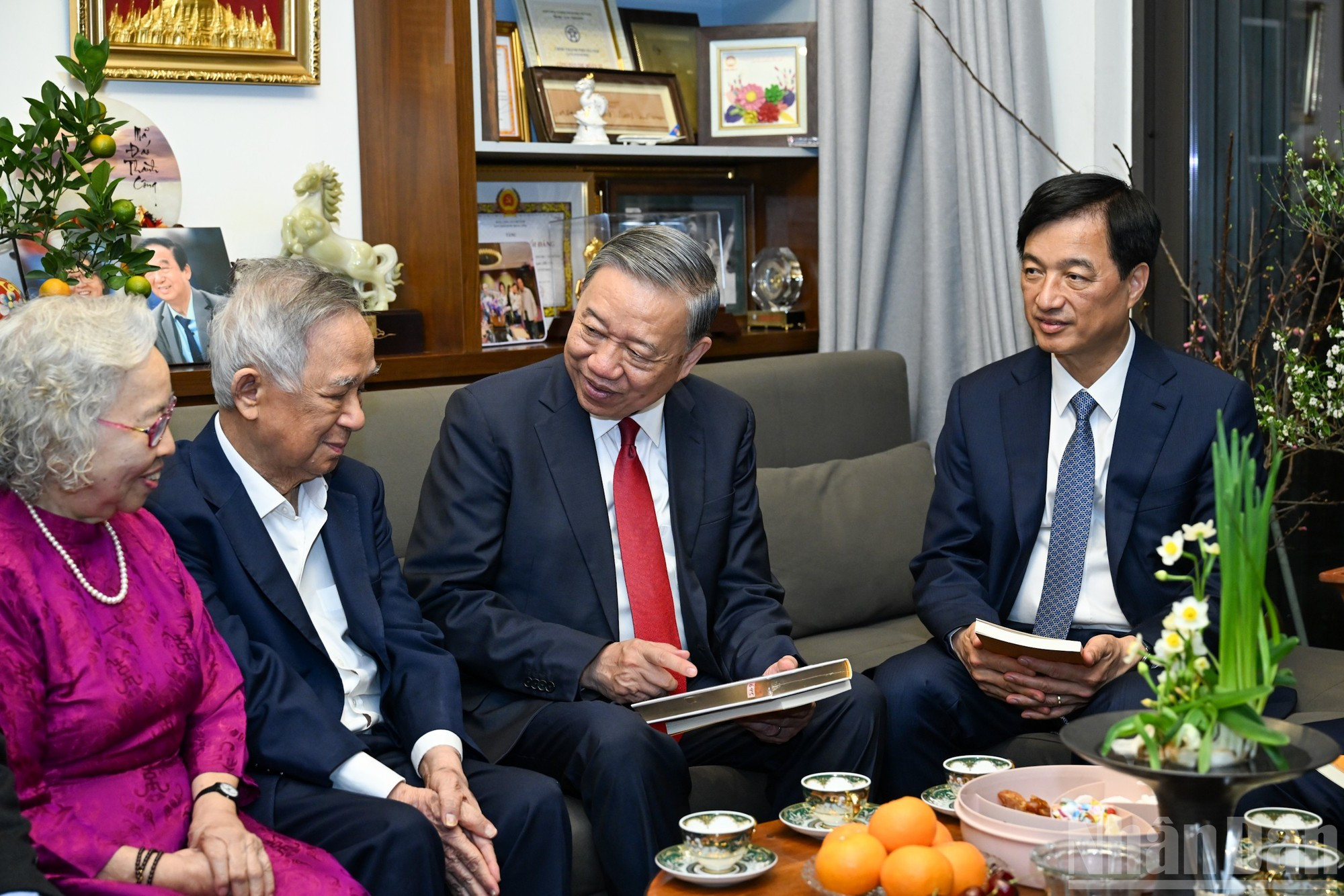 El dirigente conversa con el profesor Nguyen Lan Dung y la doctora Nguyen Kim Nu Hieu.