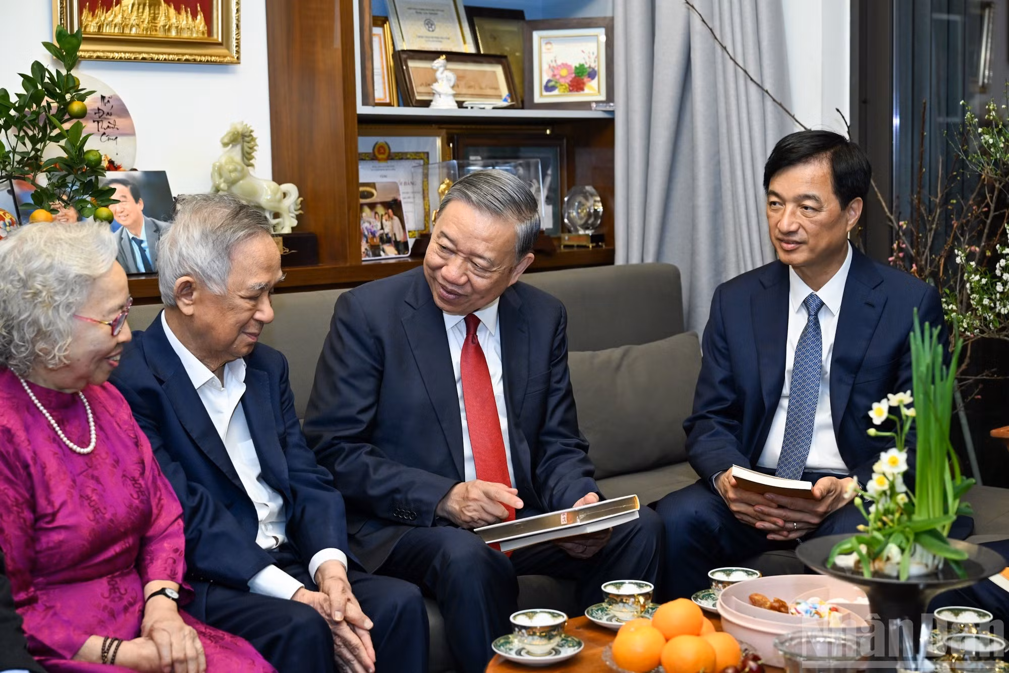 El dirigente conversa con el profesor Nguyen Lan Dung y la doctora Nguyen Kim Nu Hieu.