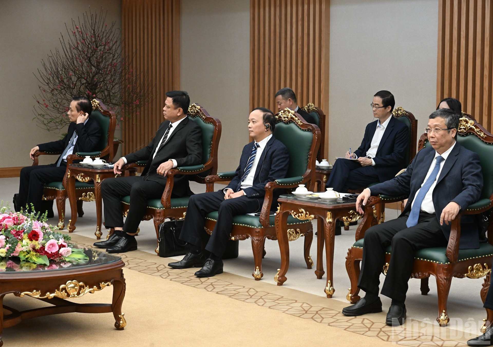 Asistentes vietnamitas en la cita.