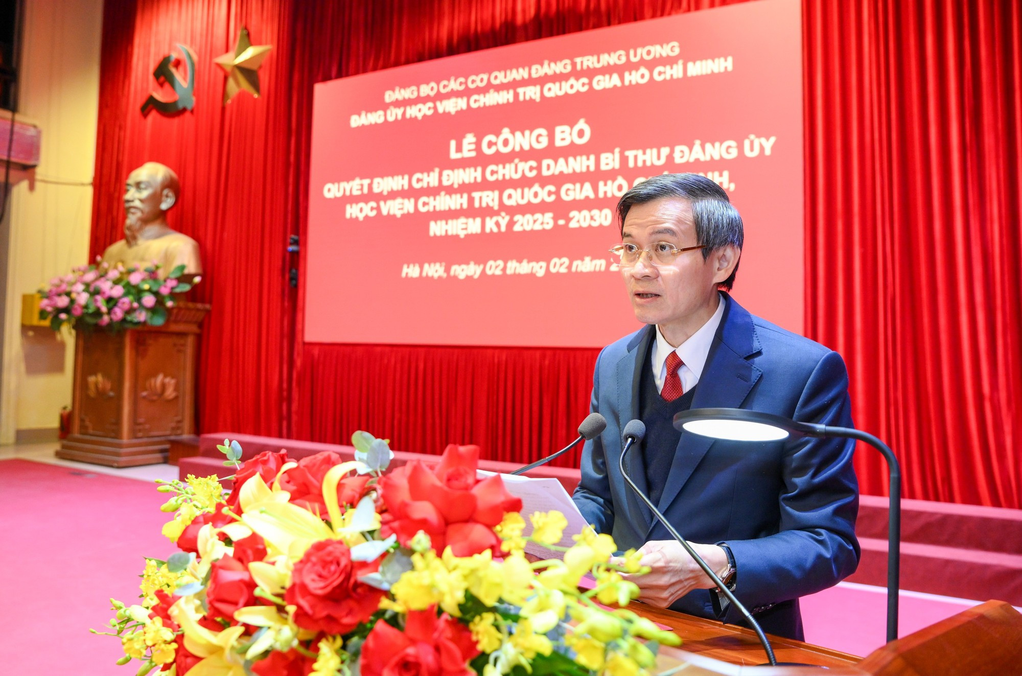 Minh Huan interviene en la ceremonia.