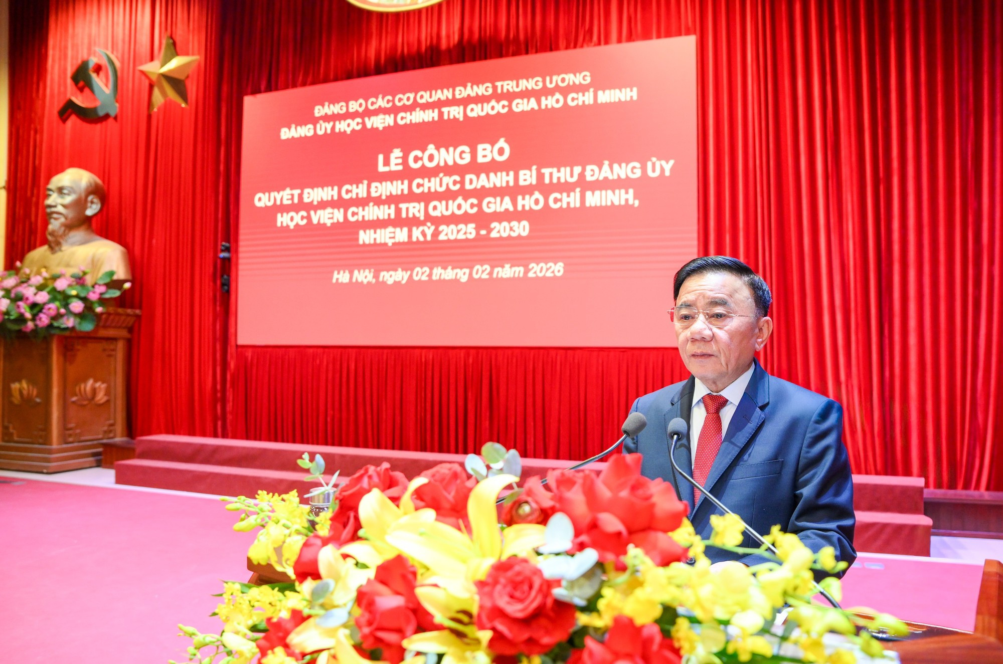 Cam Tu habla en el evento.