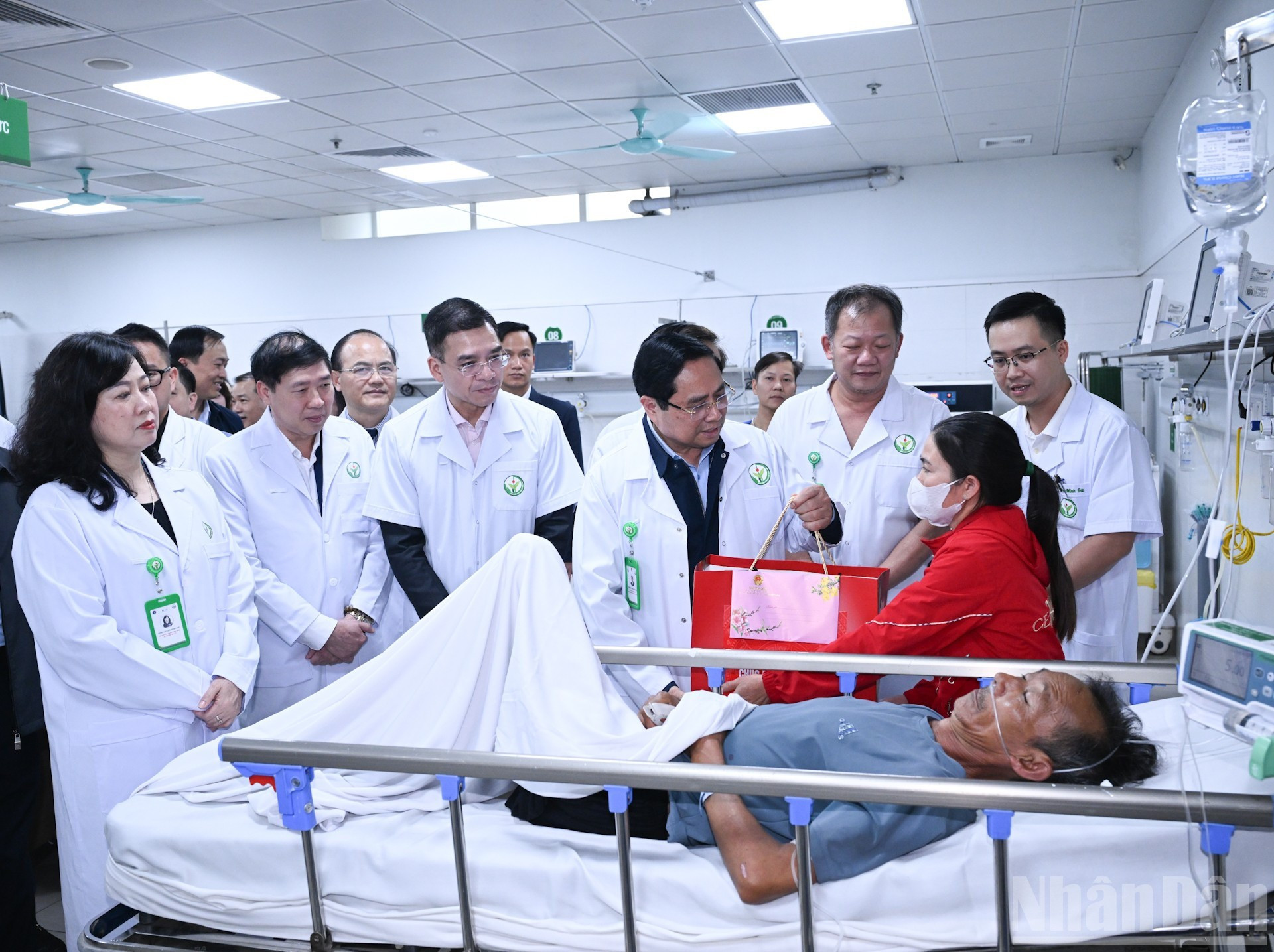 El dirigente transmite sus mejores deseos a los pacientes en tratamiento en el Hospital de Amistad Vietnam-Alemania.