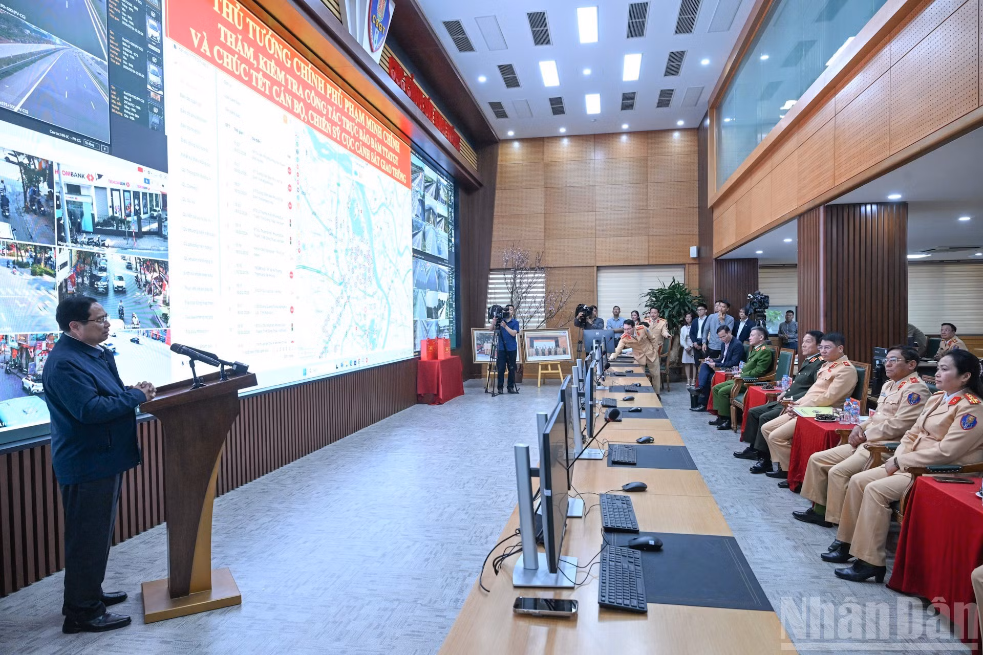 El premier transmite sus felicitaciones del Tet y asigna tareas a la Policía de Tráfico.