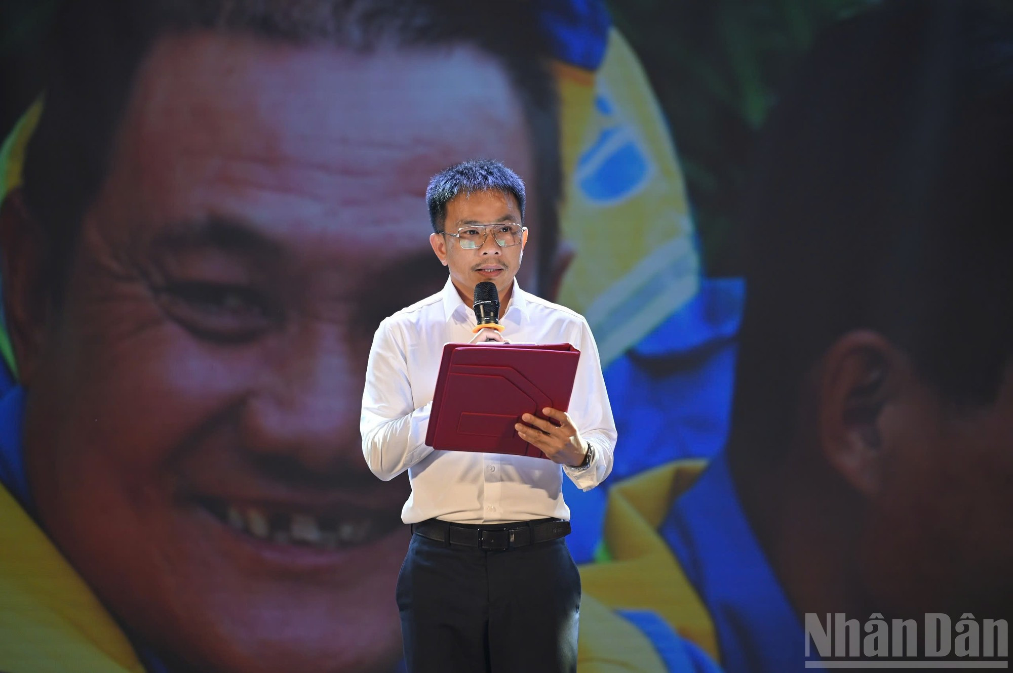 Phan Thai Son, jefe interino de la Corresponsalía del periódico Nhan Dan en las regiones Central y Altiplanicie Central interviene en el evento.