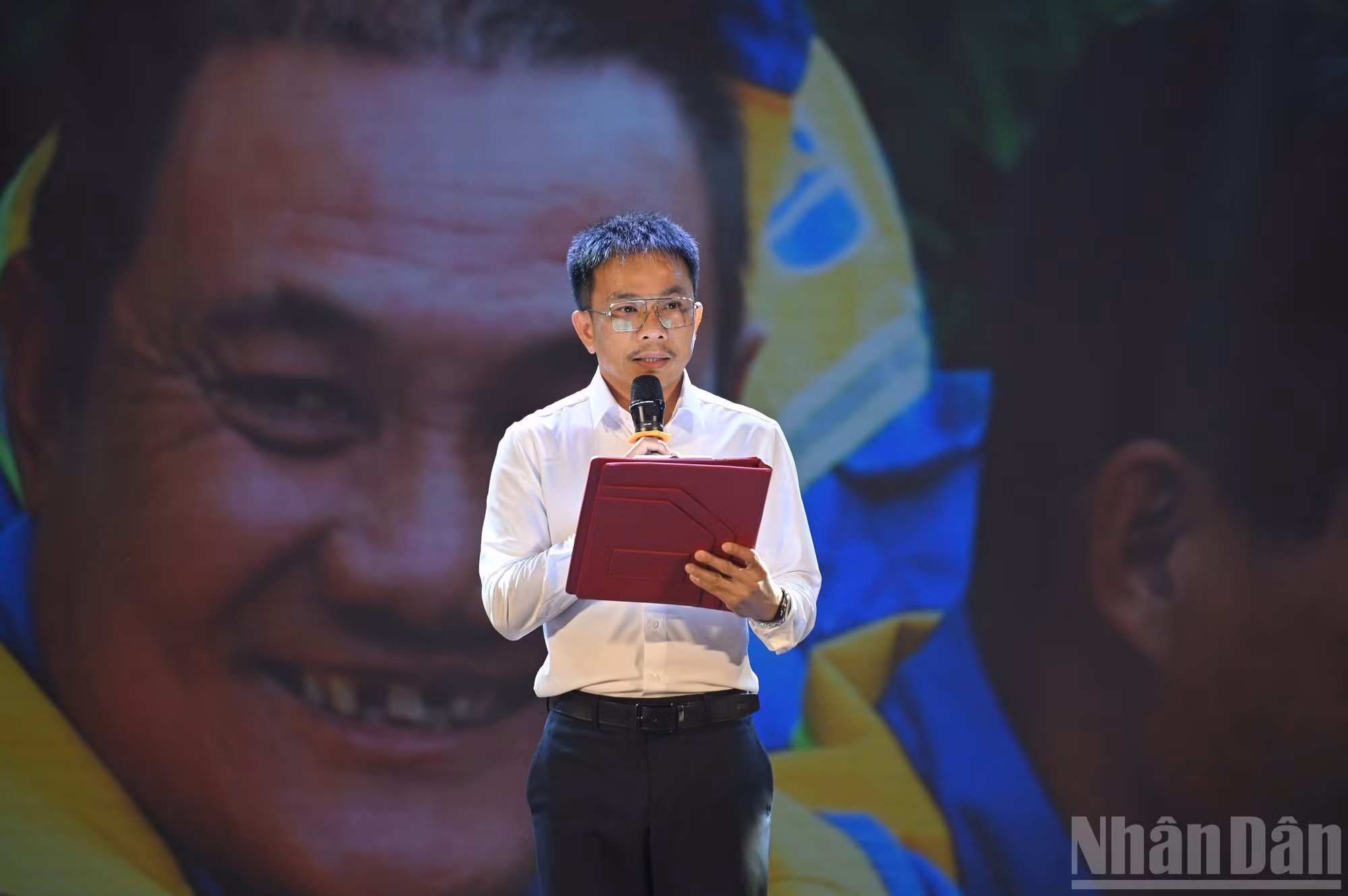 Phan Thai Son, jefe interino de la Corresponsalía del periódico Nhan Dan en las regiones Central y Altiplanicie Central interviene en el evento.