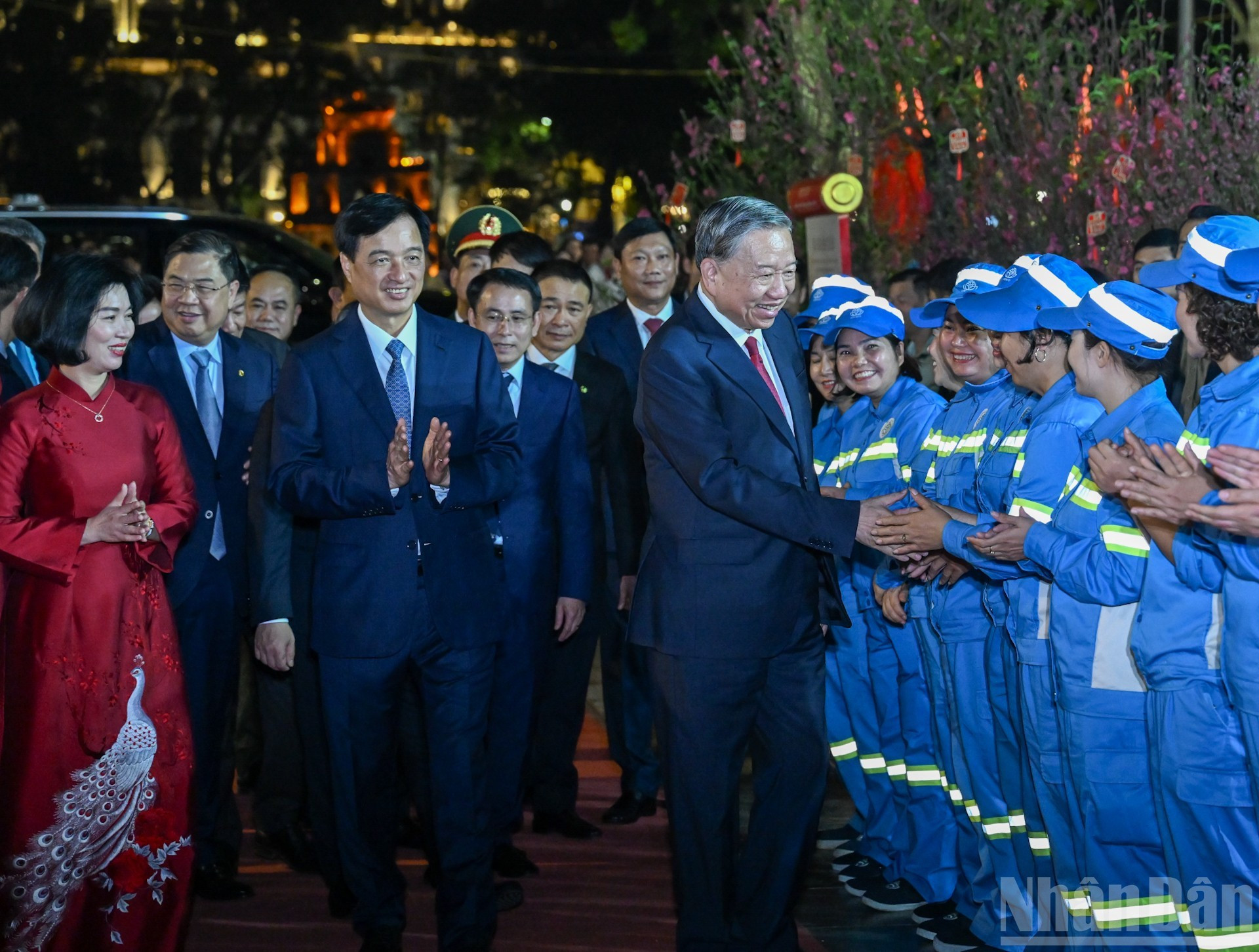 El dirigente conversa con ciudadanos y trabajadores en el área del monumento.
