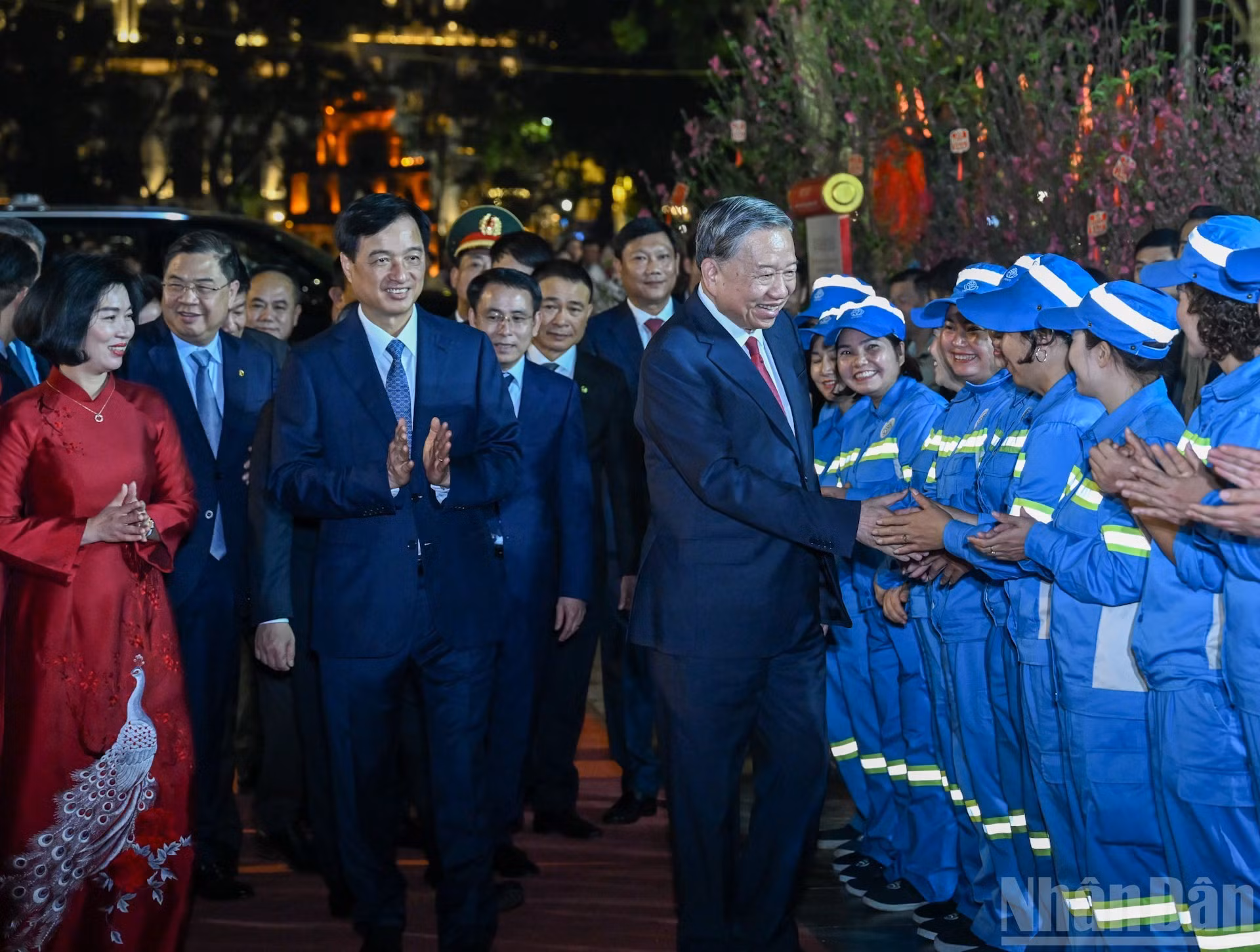 El dirigente conversa con ciudadanos y trabajadores en el área del monumento.