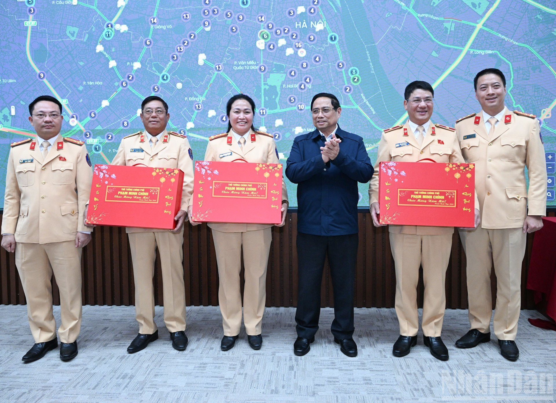 El jefe del Ejecutivo entrega obsequios al cuerpo de la Policía de Tránsito.