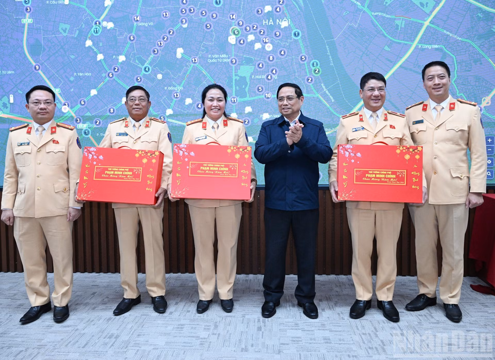 El jefe del Ejecutivo entrega obsequios al cuerpo de la Policía de Tránsito.