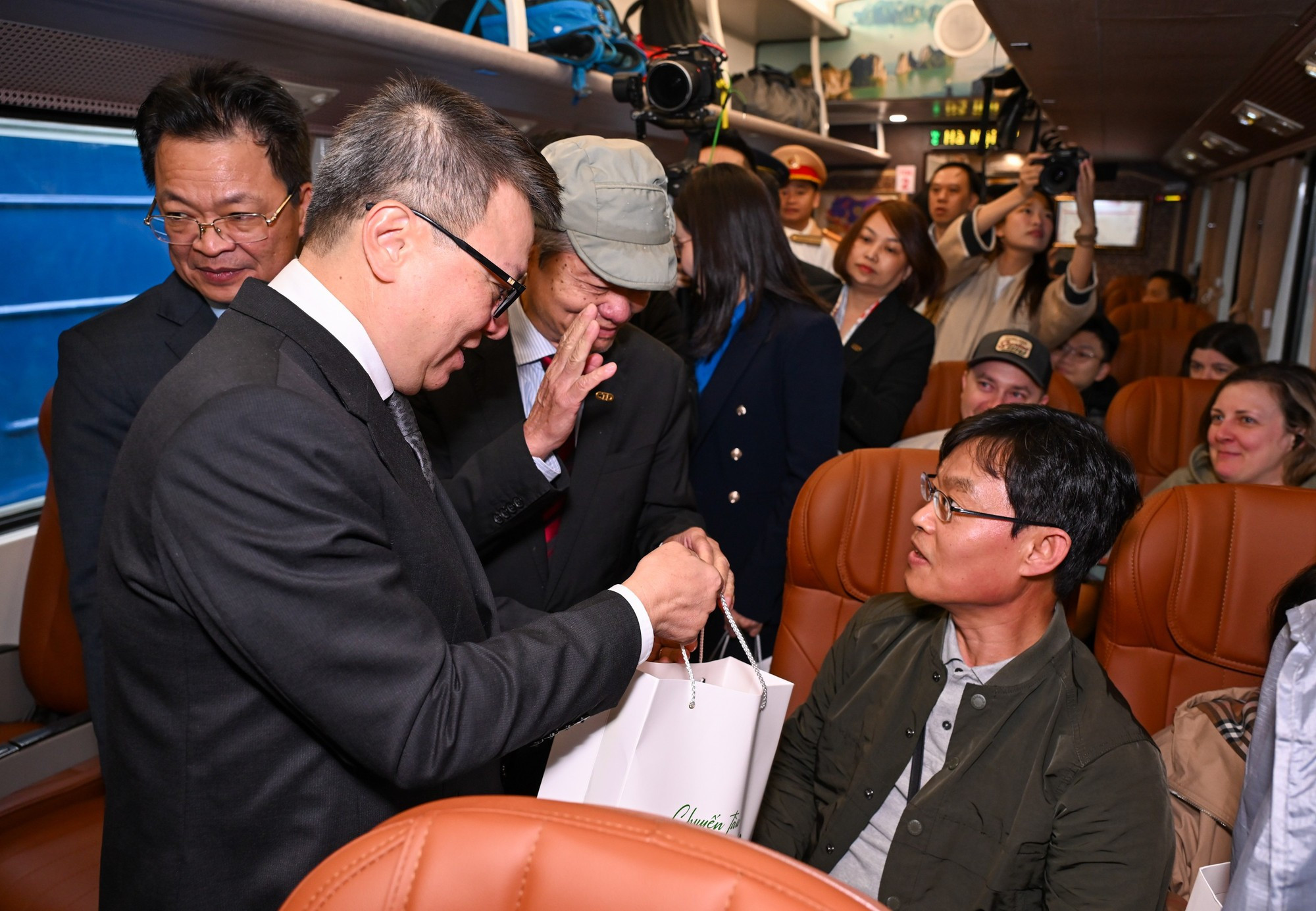 El comité organizador entrega 100 obsequios a los pasajeros de este tren especial.