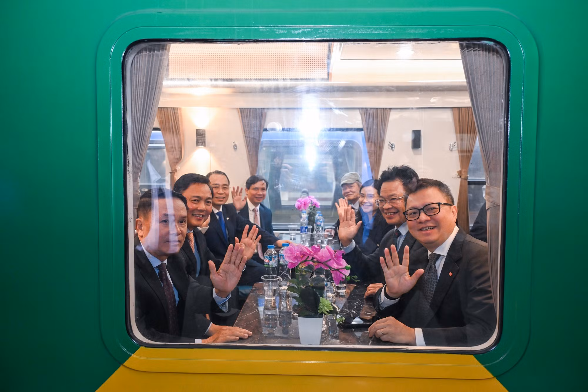 Los delegados en el ‘Tren de la felicidad’.
