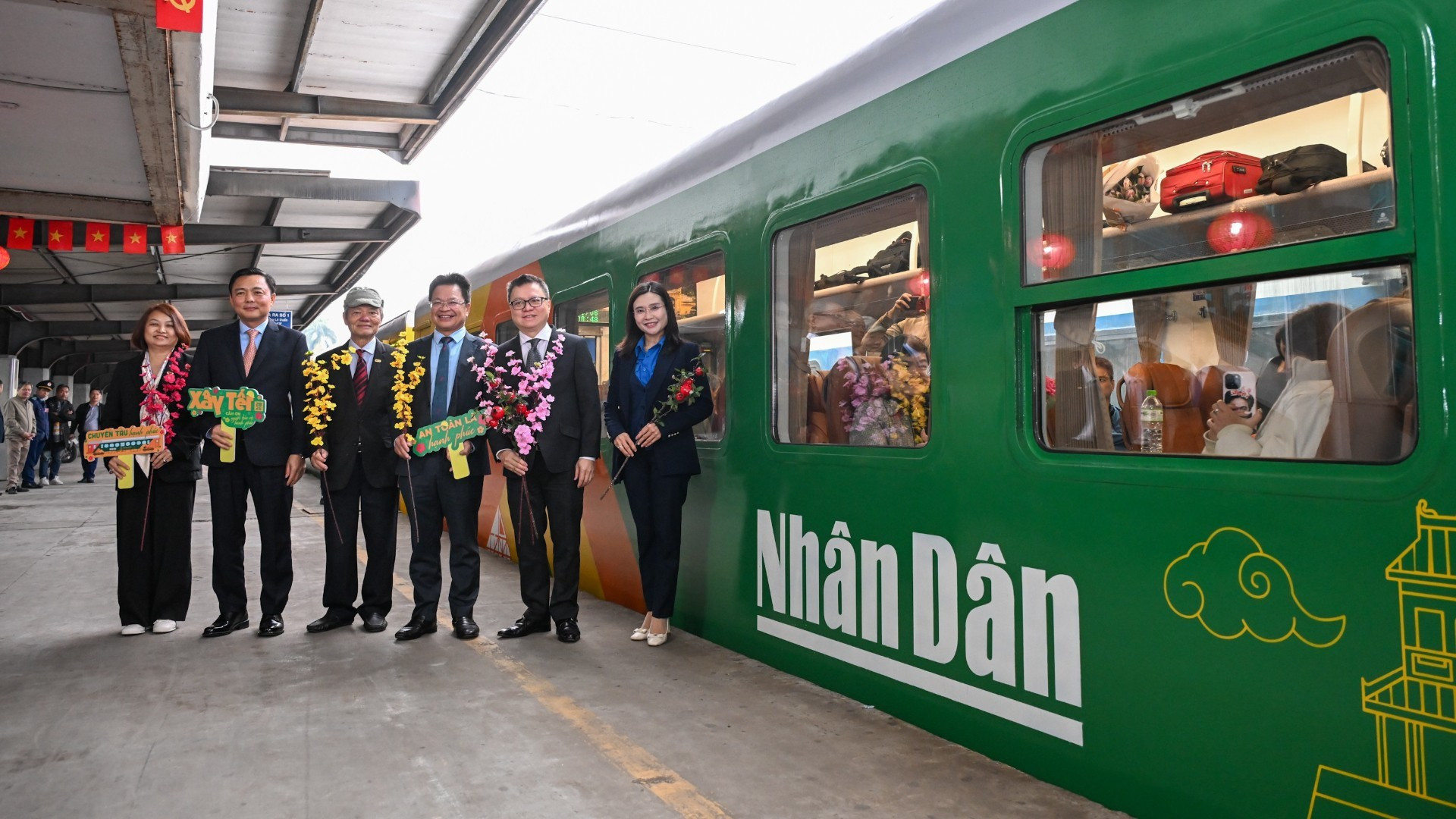 Los delegados a bordo del ‘Tren de la felicidad’, un tren especial con la mancheta del periódico Nhan Dan.