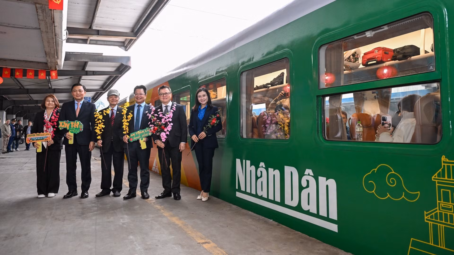 Los delegados a bordo del ‘Tren de la felicidad’, un tren especial con la mancheta del periódico Nhan Dan.