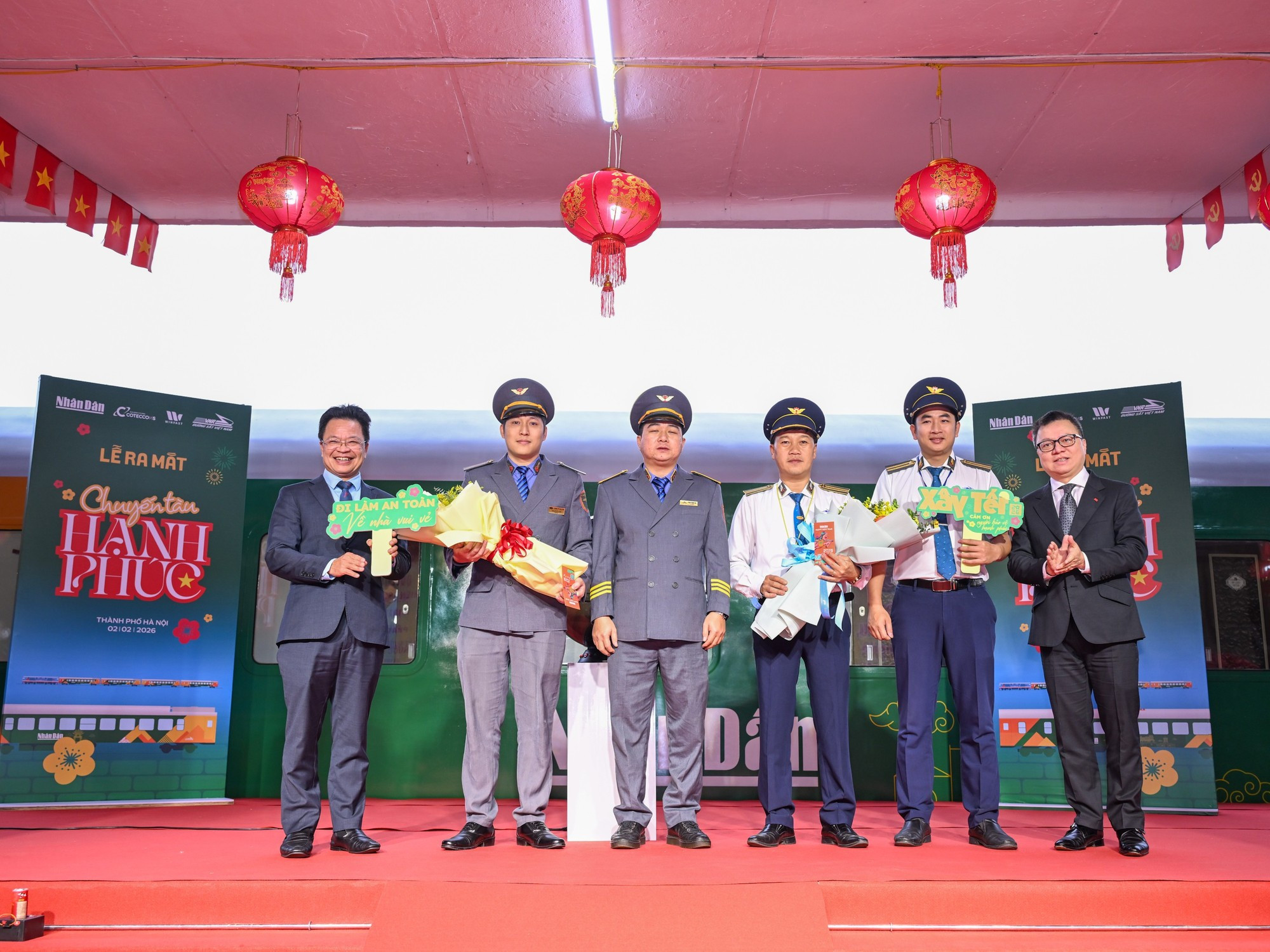 Quoc Minh entrega obsequios a los trabajadores encargados de la operación del ‘Tren de la felicidad’.