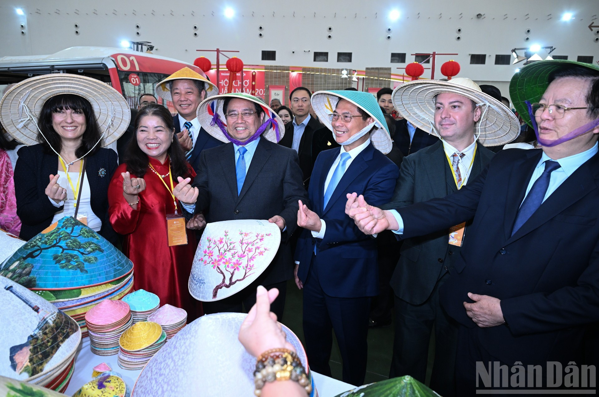 Los delegados visitan los stands en la feria.