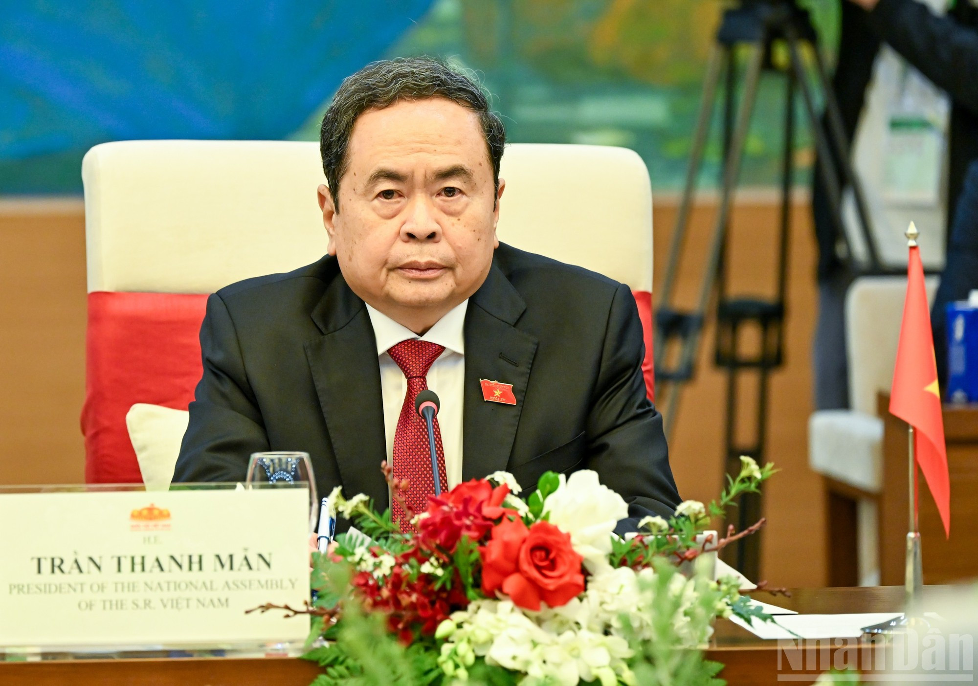 Thanh Man habla en la cita.