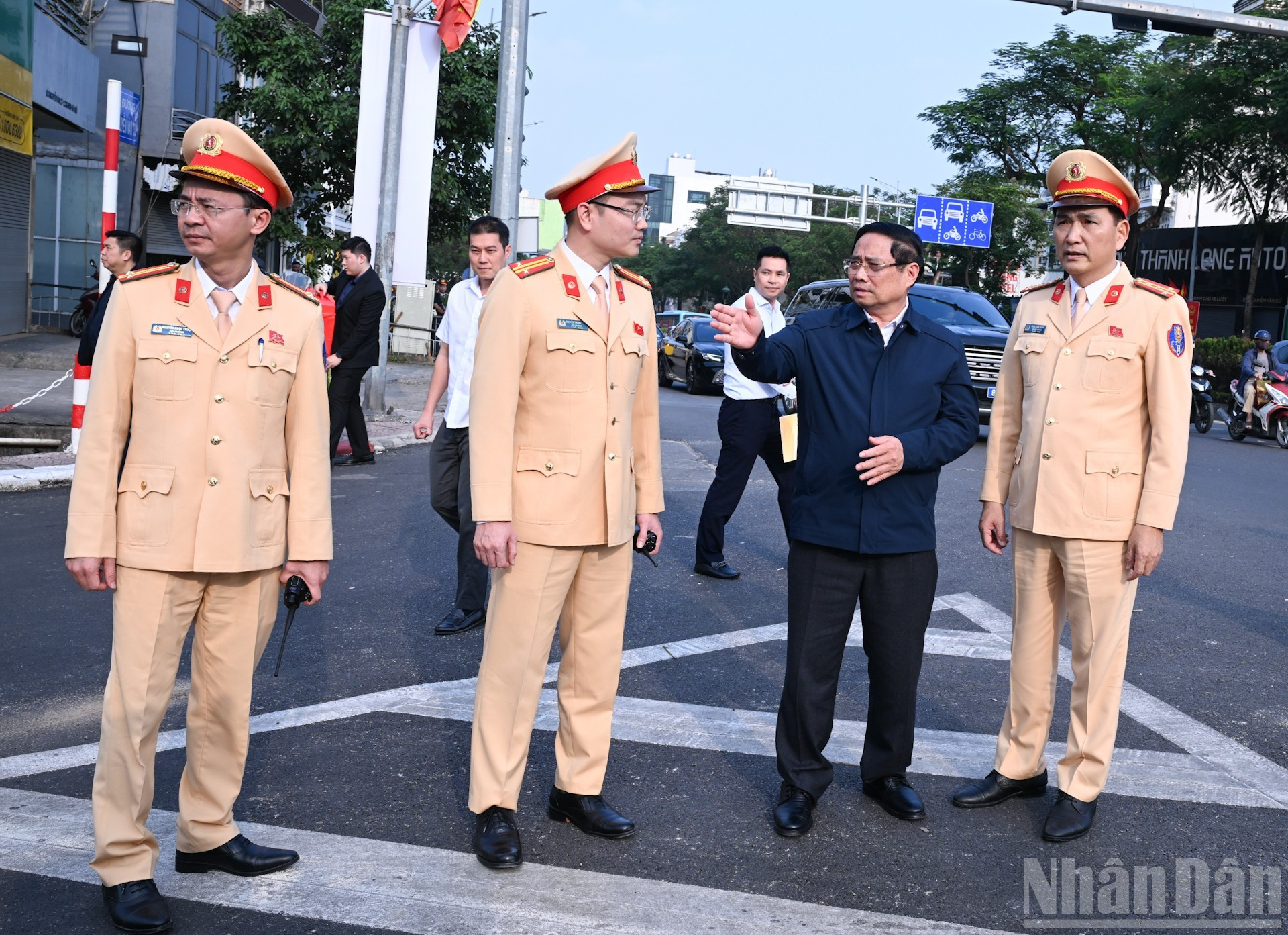 El dirigente supervisa las labores de garantía del orden y la seguridad vial en el cruce Nguyen Van Cu–Ngoc Thuy.