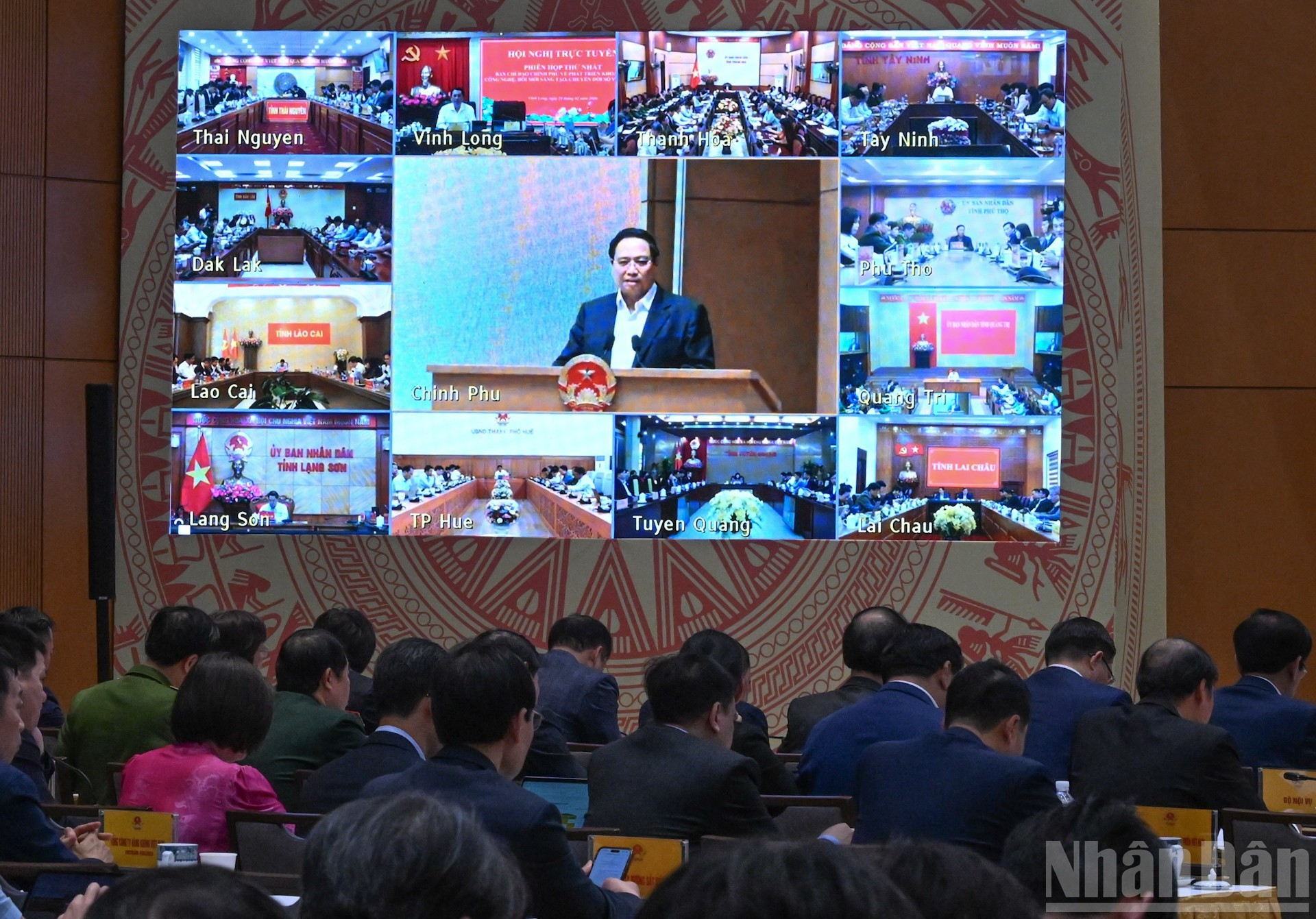 La conferencia se celebra en la Oficina del Gobierno y se conecta en modalidad virtual con las provincias y ciudades de todo el país.