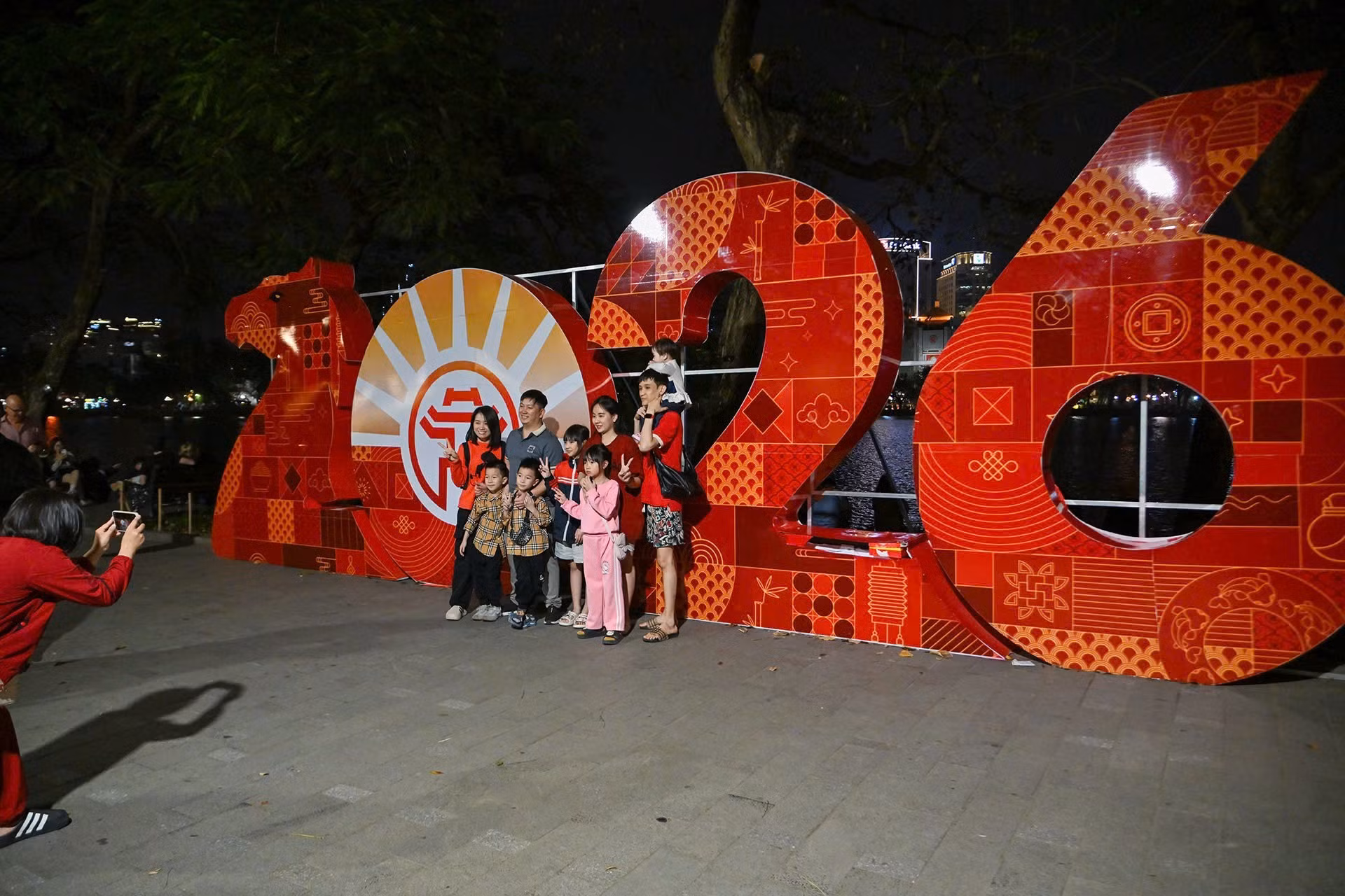 Los residentes de Hanói aprovechan el momento para capturar momentos antes de la medianoche.