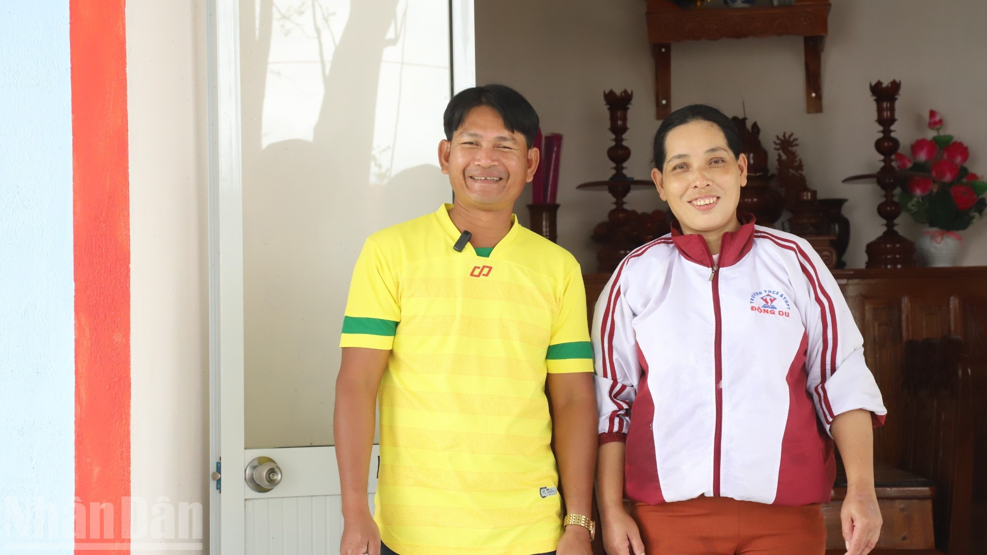 El matrimonio recibe el Año Nuevo Lunar en su casa recién construida.