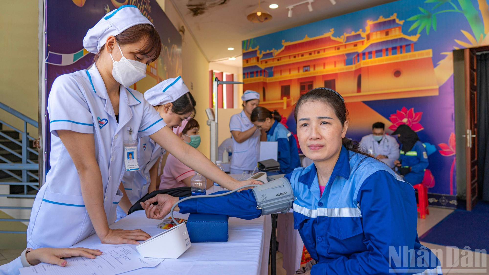 Los trabajadores tienen la oportunidad de recibir atención médica, peluquería y hacerse fotos.