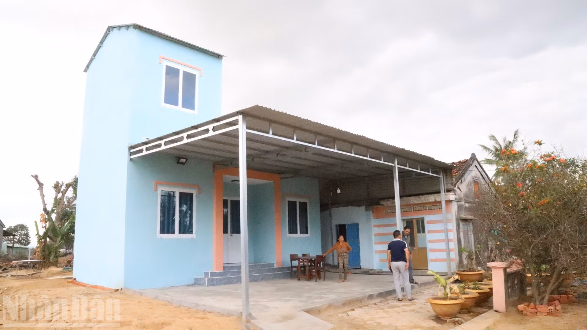 Una nueva casa construida para Truong Thi Lai, de 75 años, en la aldea Dong Hoa, comuna de Son Hoa, tras las históricas tormentas e inundaciones de finales de 2025.