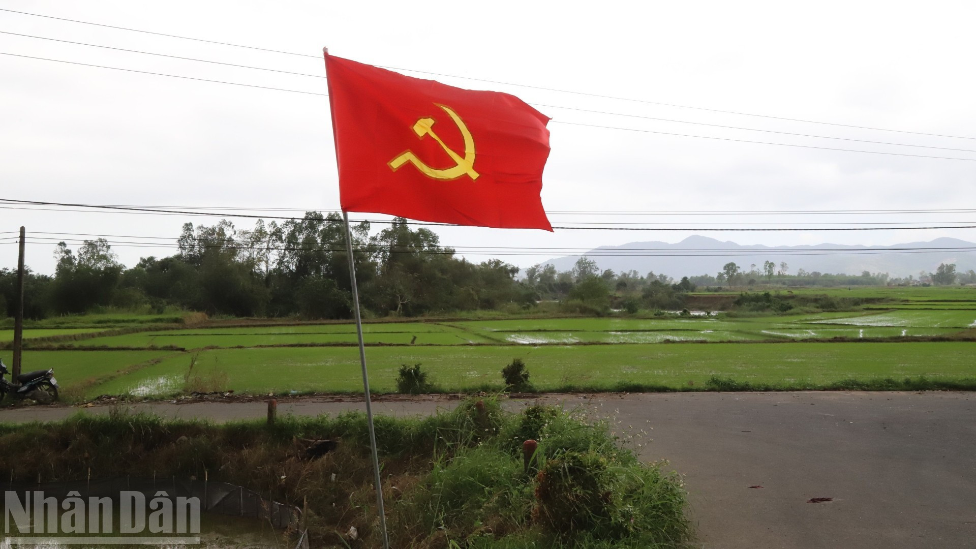 Los pobladores de la zona cuelgan banderas para festejar al Partido y dar la bienvenida a la nueva primavera.