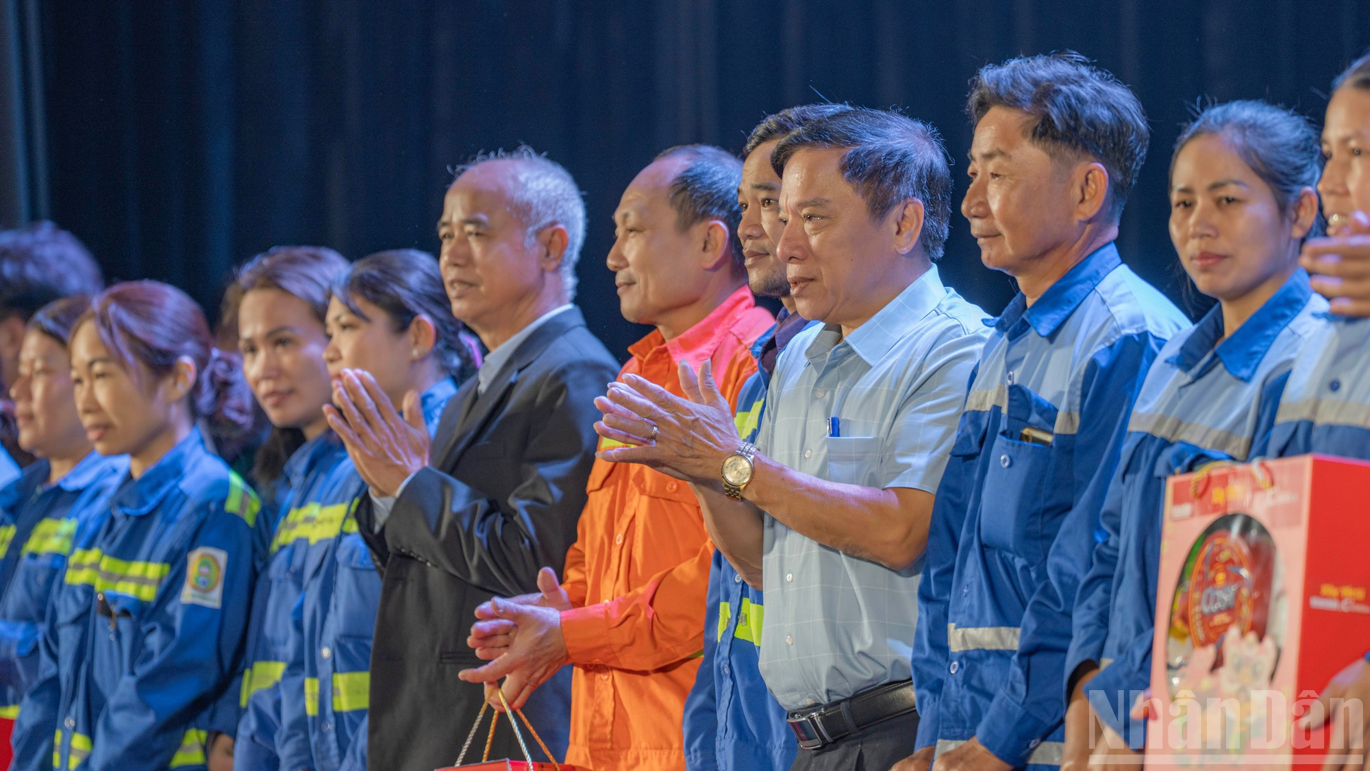 Entregan obsequios a los trabajadores.