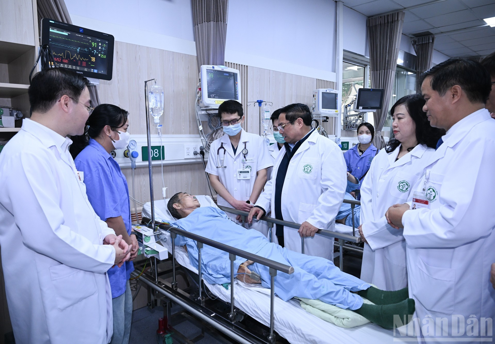 El primer ministro transmite sus felicitaciones del Tet a los pacientes en tratamiento en el Hospital Bach Mai.