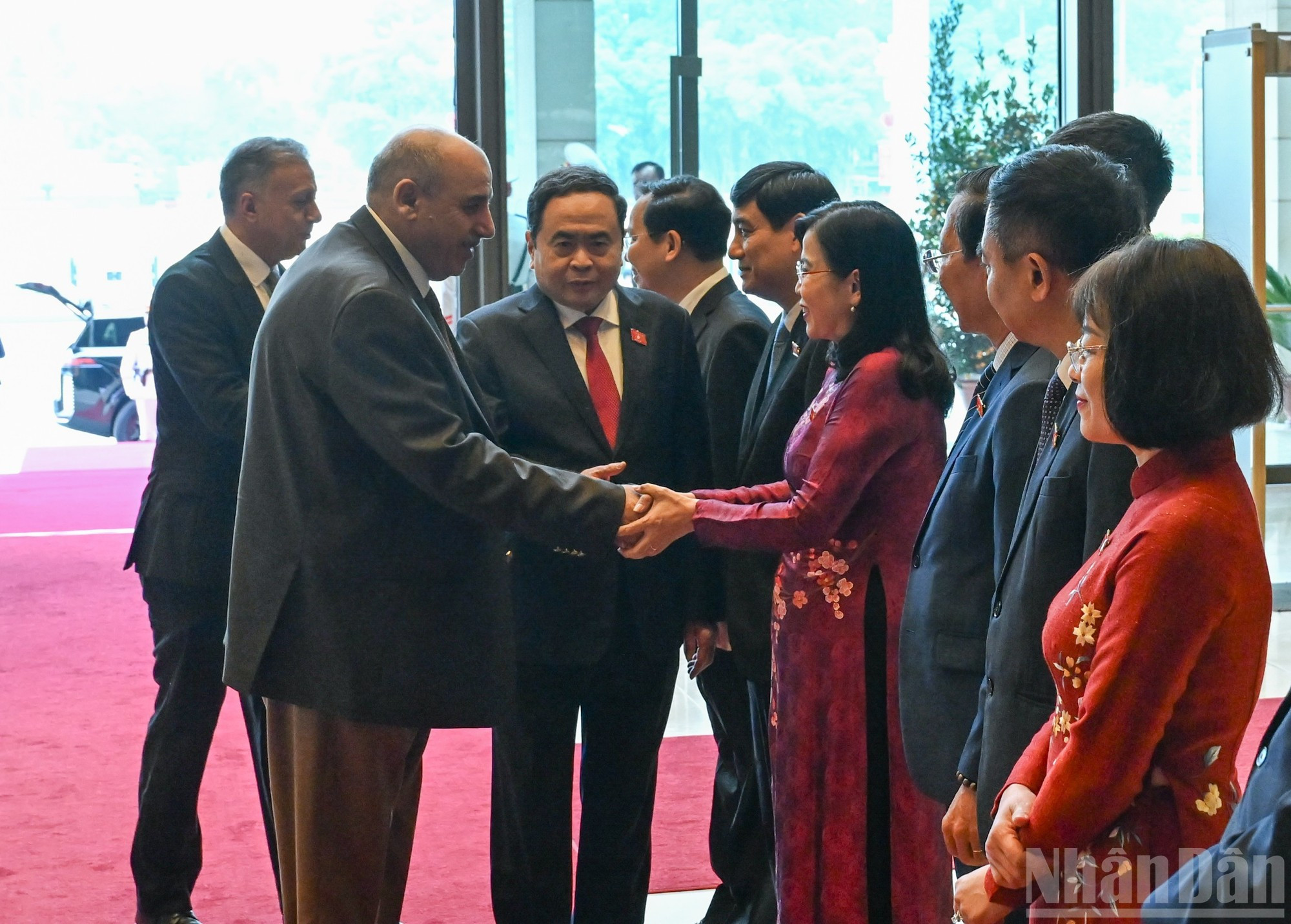 Thanh Man presenta a los delegados vietnamitas a Mazen Turki El Qadi.