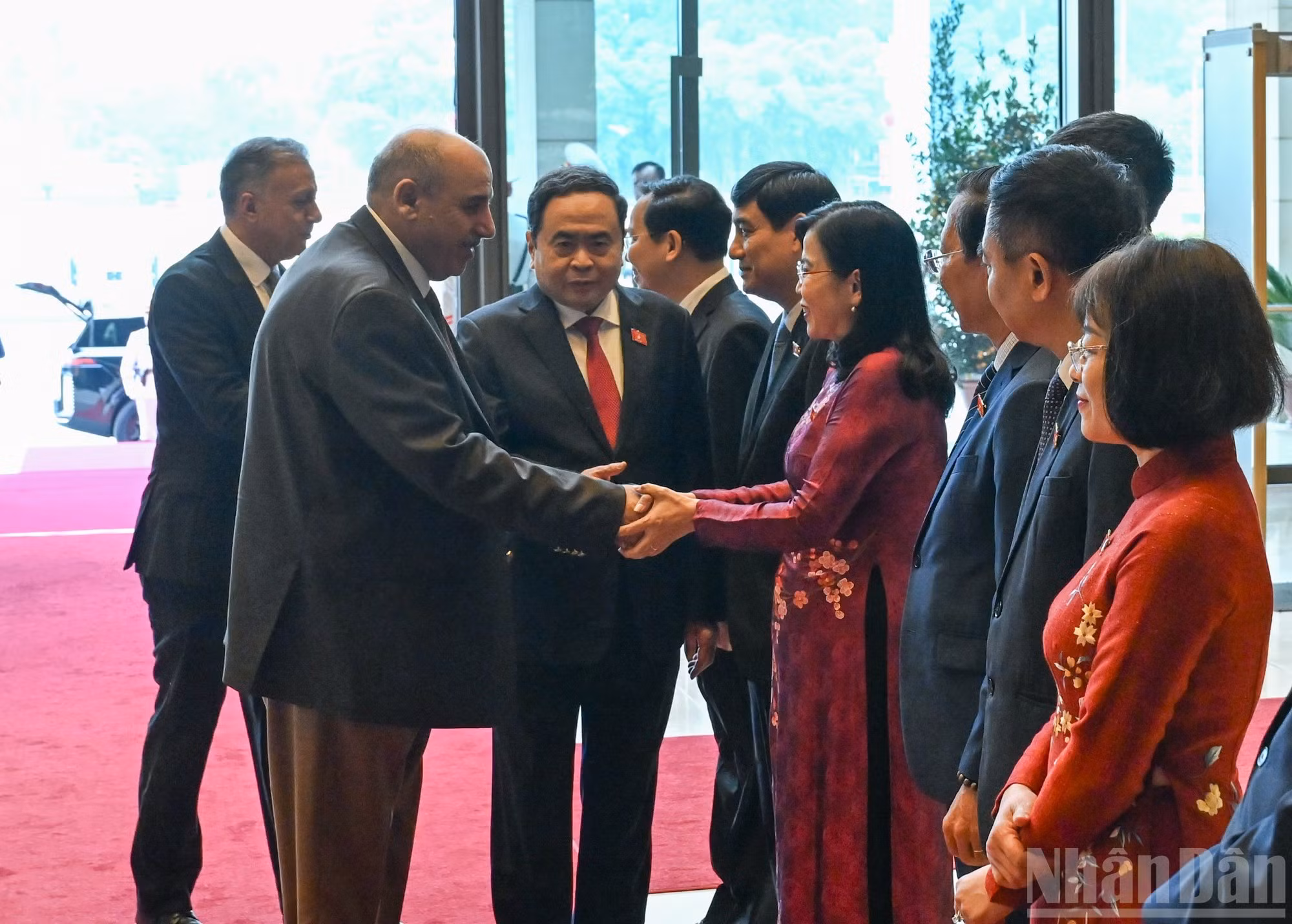 Thanh Man presenta a los delegados vietnamitas a Mazen Turki El Qadi.