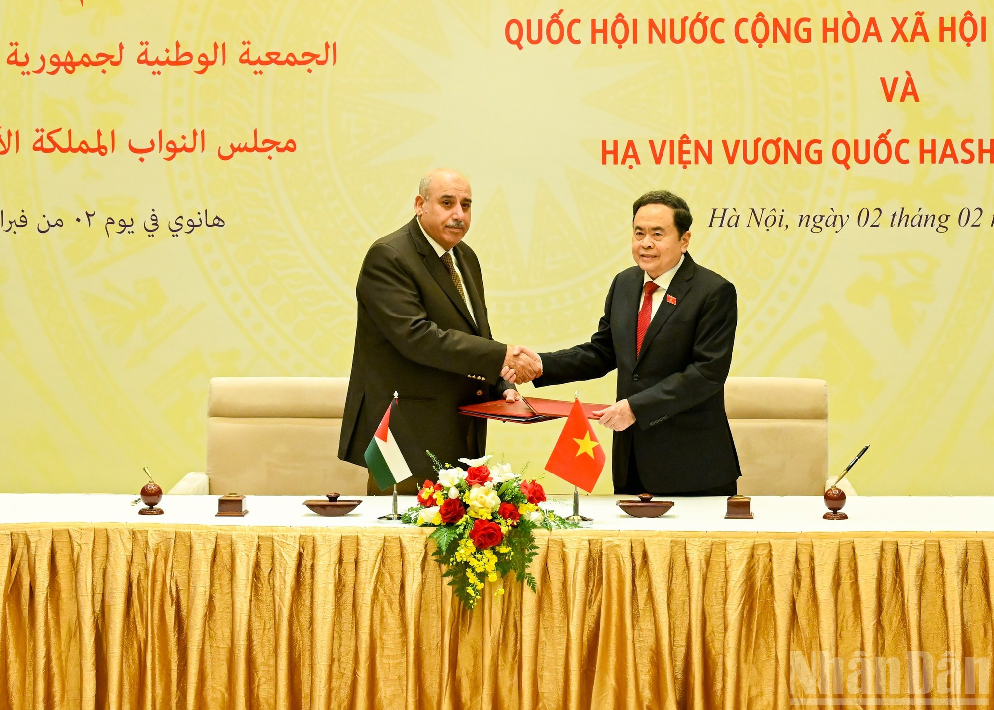 Ambos dirigentes firman el acuerdo de cooperación entre la Asamblea Nacional de Vietnam y la Cámara de Representantes de Jordania.