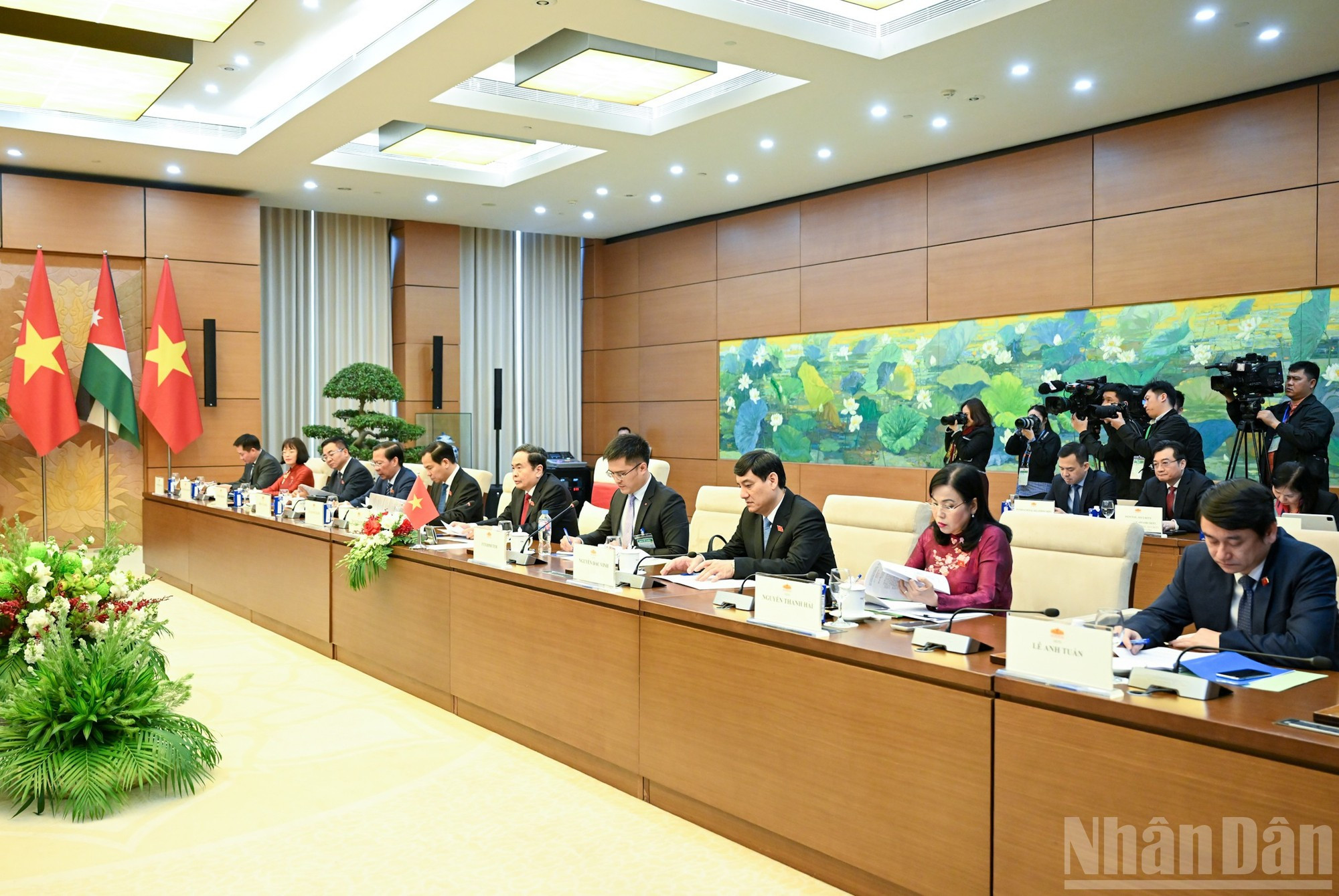 Asistentes vietnamitas en la cita.