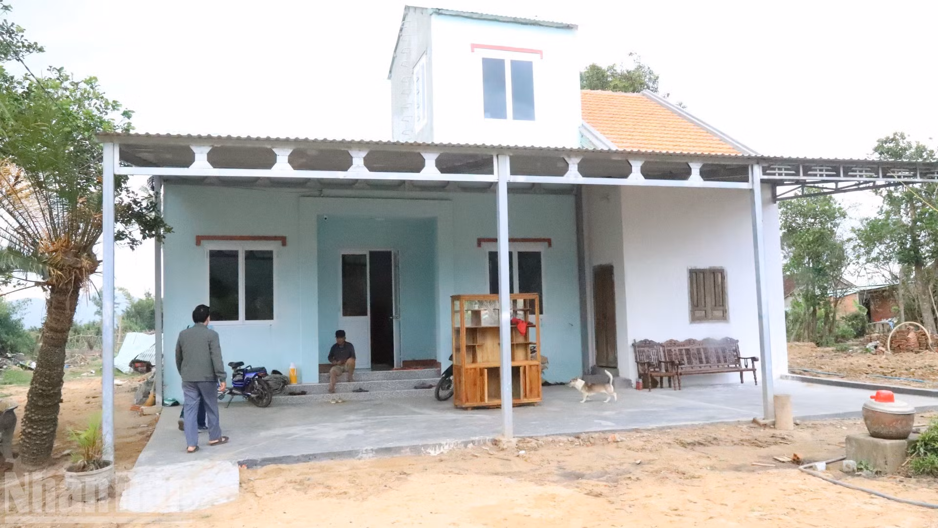 Otra vivienda fue entregada a la familia de Truong Van Moc, de 86 años, en la aldea Dong Hoa, comuna de Son Hoa, después de los desastres naturales ocurridos a finales de 2025.