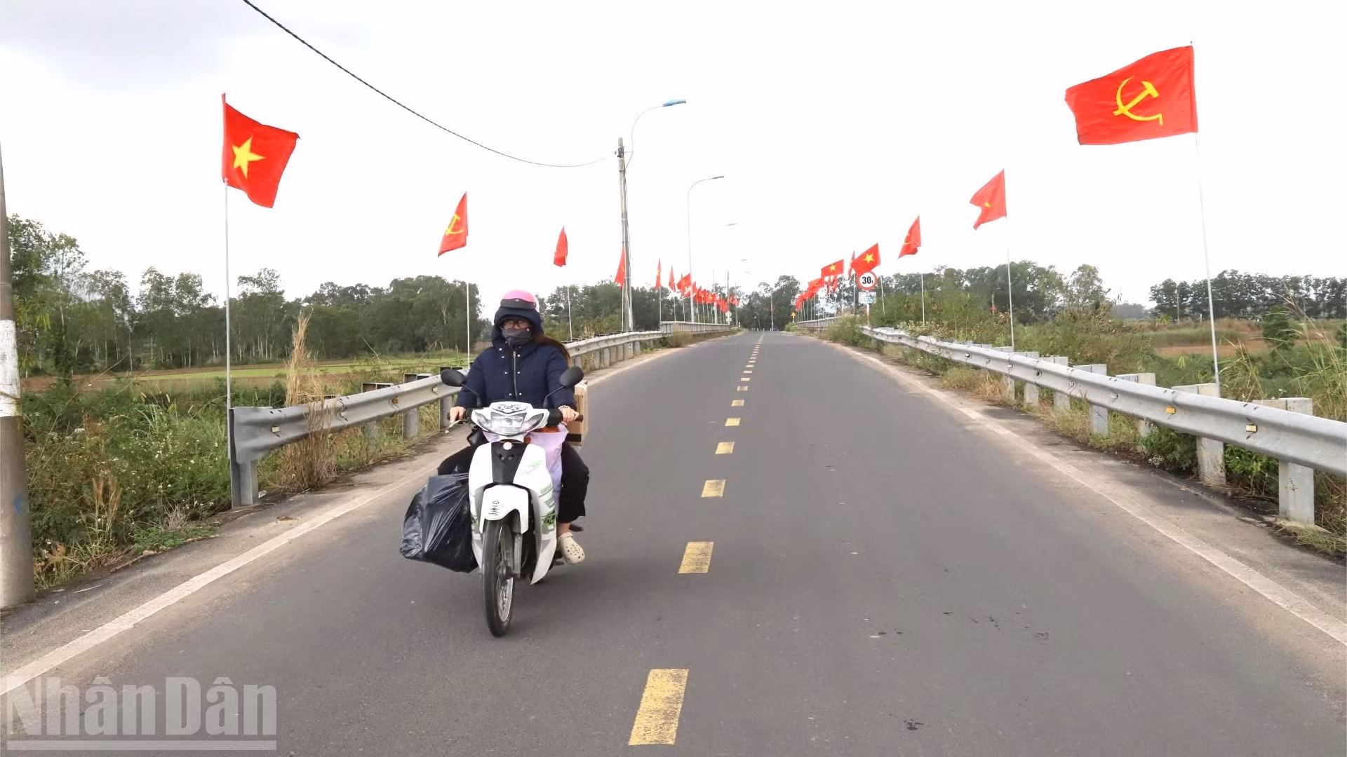 En todas las calles de Hoa Thinh ondean banderas del Partido y de la Patria para celebrar llegada de la primavera del Año Nuevo Lunar 2026.