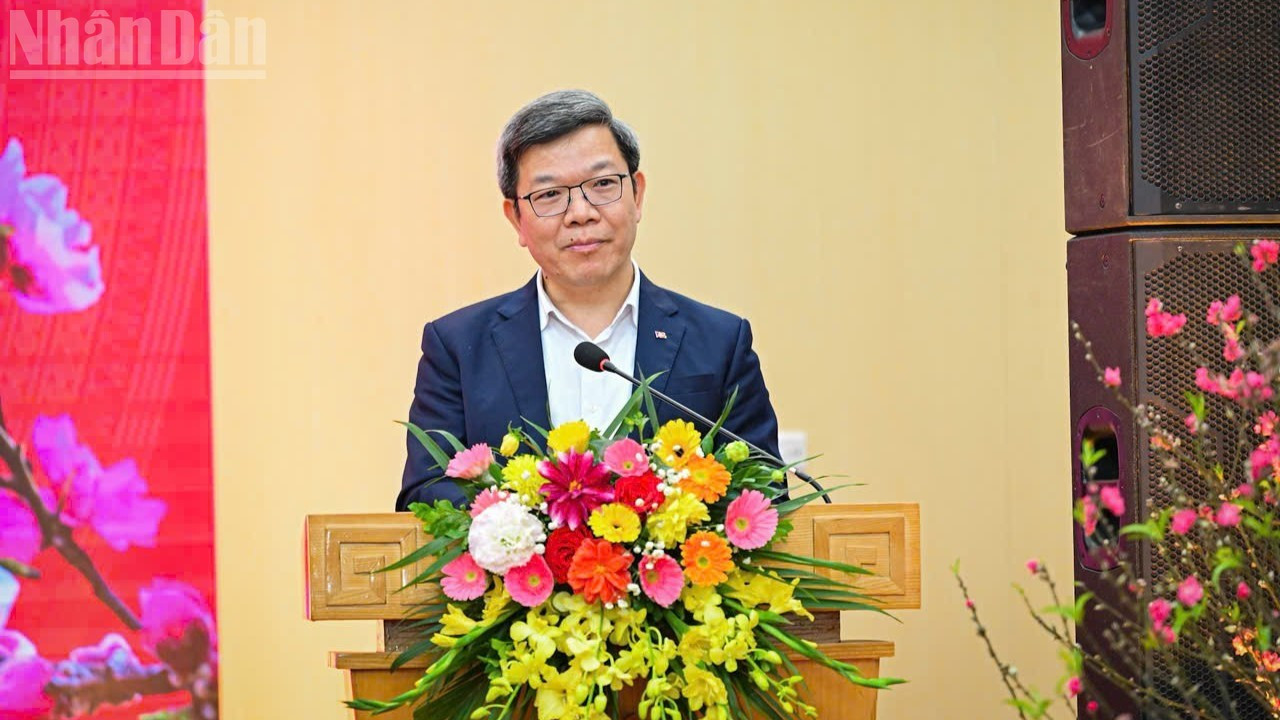 Tong Van Thanh, jefe del Departamento de Prensa y Publicaciones de la Comisión de Propaganda y Movilización de Masas del Comité Central del PCV, habla en la cita.