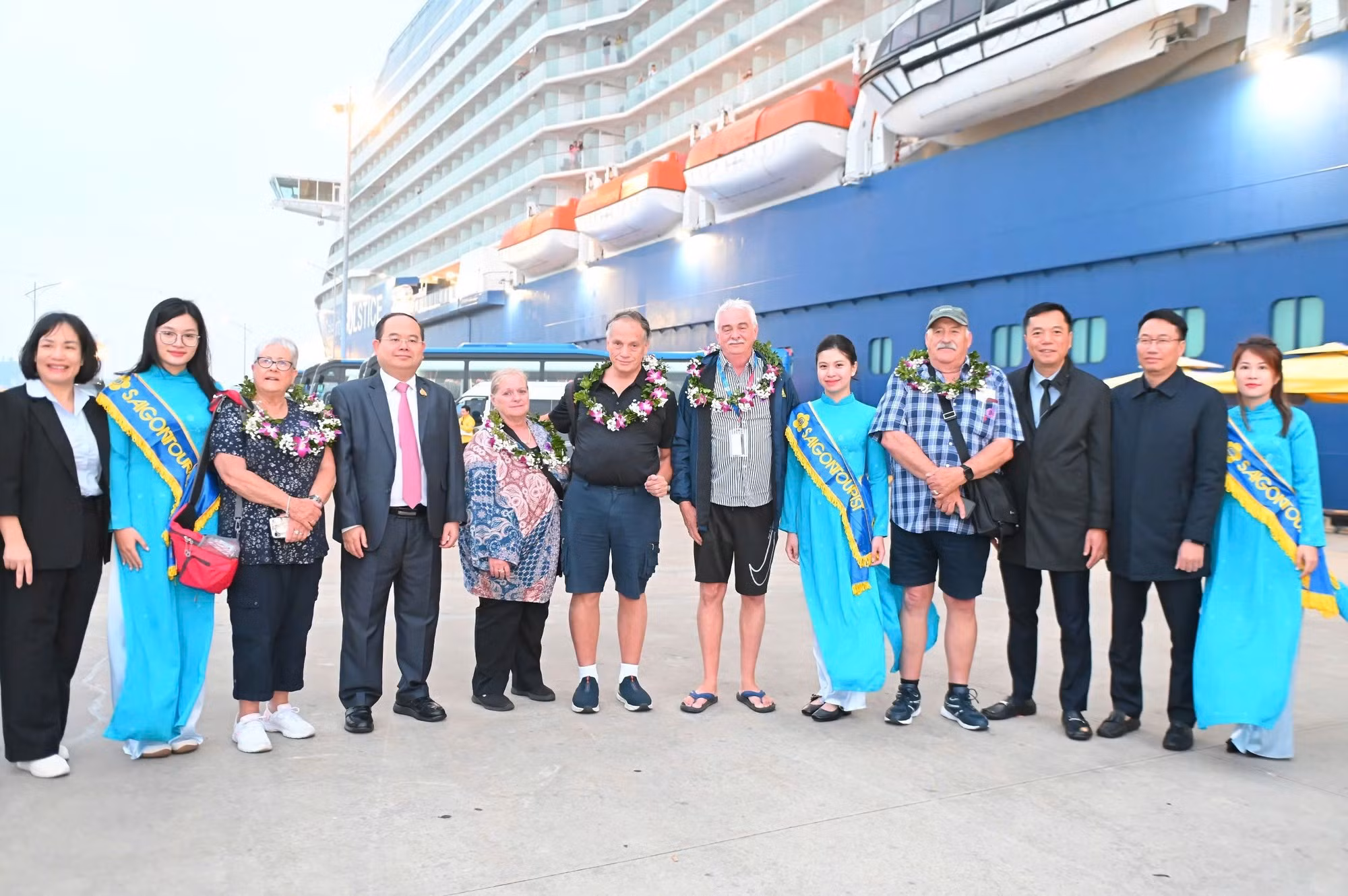 El secretario del Comité del Partido en Quang Ninh, Quan Minh Cuong (cuarto desde la izquierda), da la bienvenida a los primeros turistas internacionales que visitan Ha Long al inicio del Año Nuevo 2026.