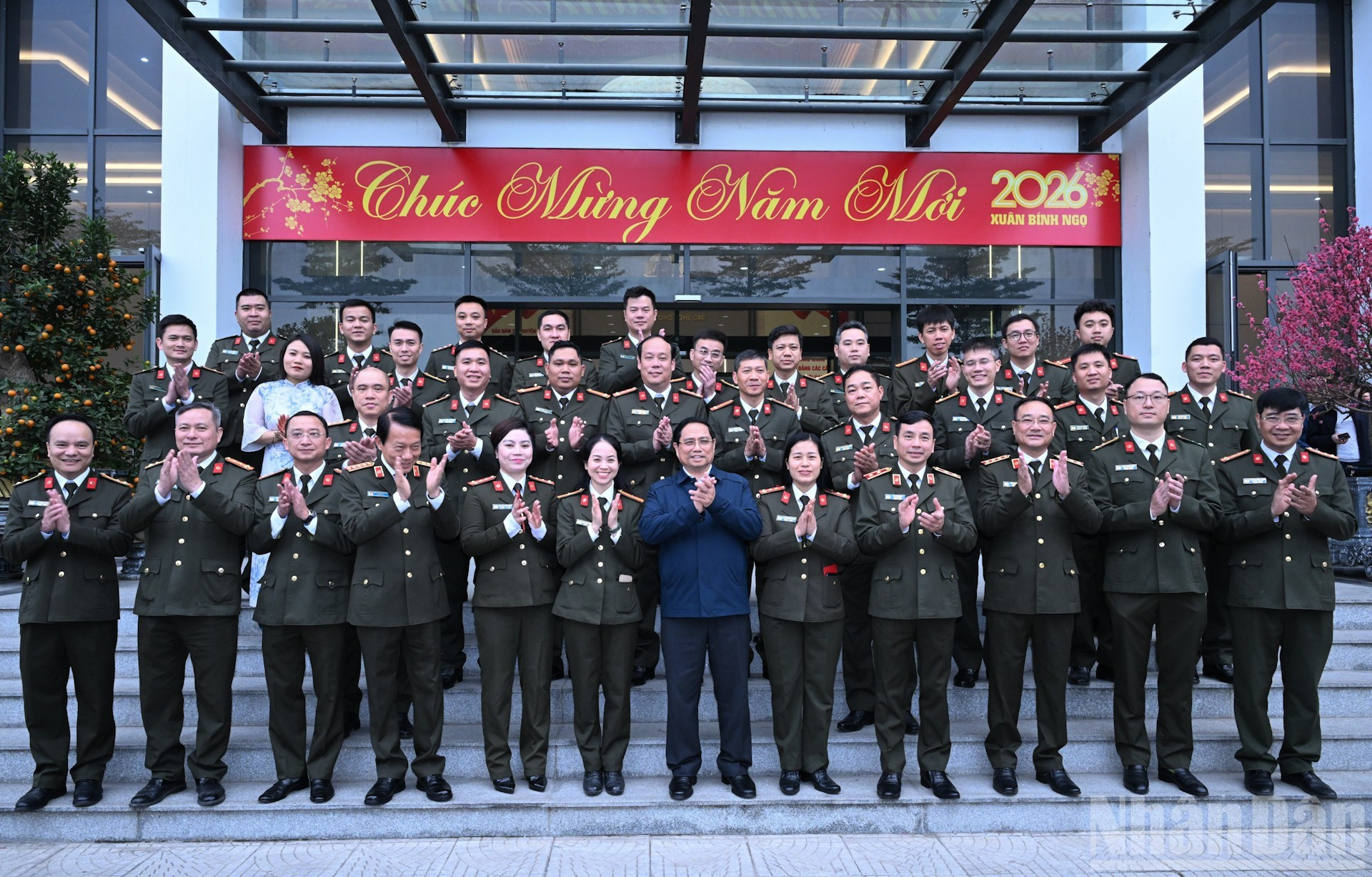 Minh Chinh con los funcionarios del Ministerio de Seguridad Pública y del Departamento de Ciberseguridad y Lucha contra el Delito de Alta Tecnología.