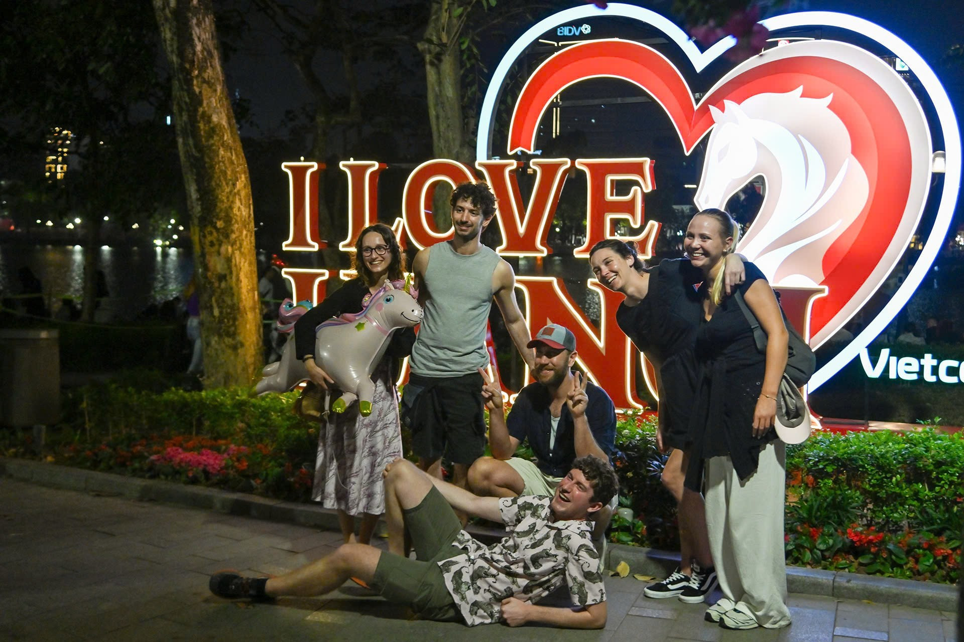 Turistas internacionales se suman a la alegría de dar la bienvenida al Tet junto al pueblo vietnamita.